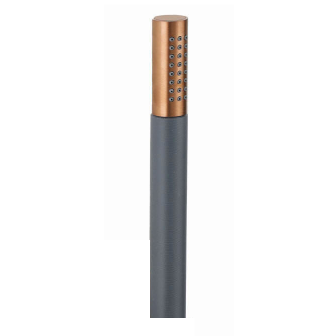 Warme Kupfertöne mit gebürsteter Oberfläche. Kupfer Handbrause von Vola Denmark für Luxus-Bad-Ambiente.