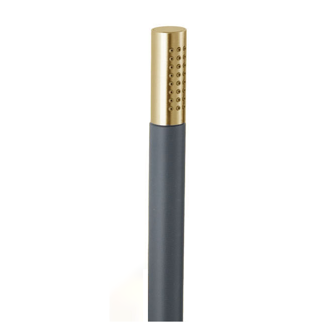 Edle, gold gebürstete Badewannenbrause von Vola Denmark. Eleganter Goldfarbton für Wellness-Feeling in der Dusche oder Badewanne.