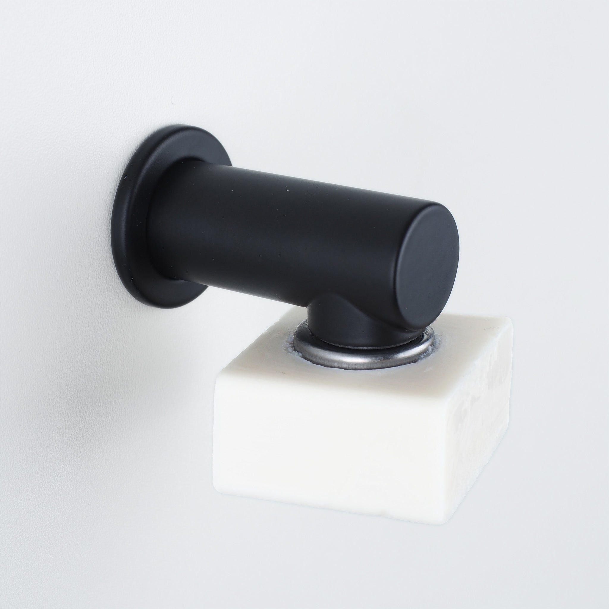 Magnetischer Seifenhalter in Schwarz matt – moderner Bad-Accessoire-Halter für Seifenstücke.