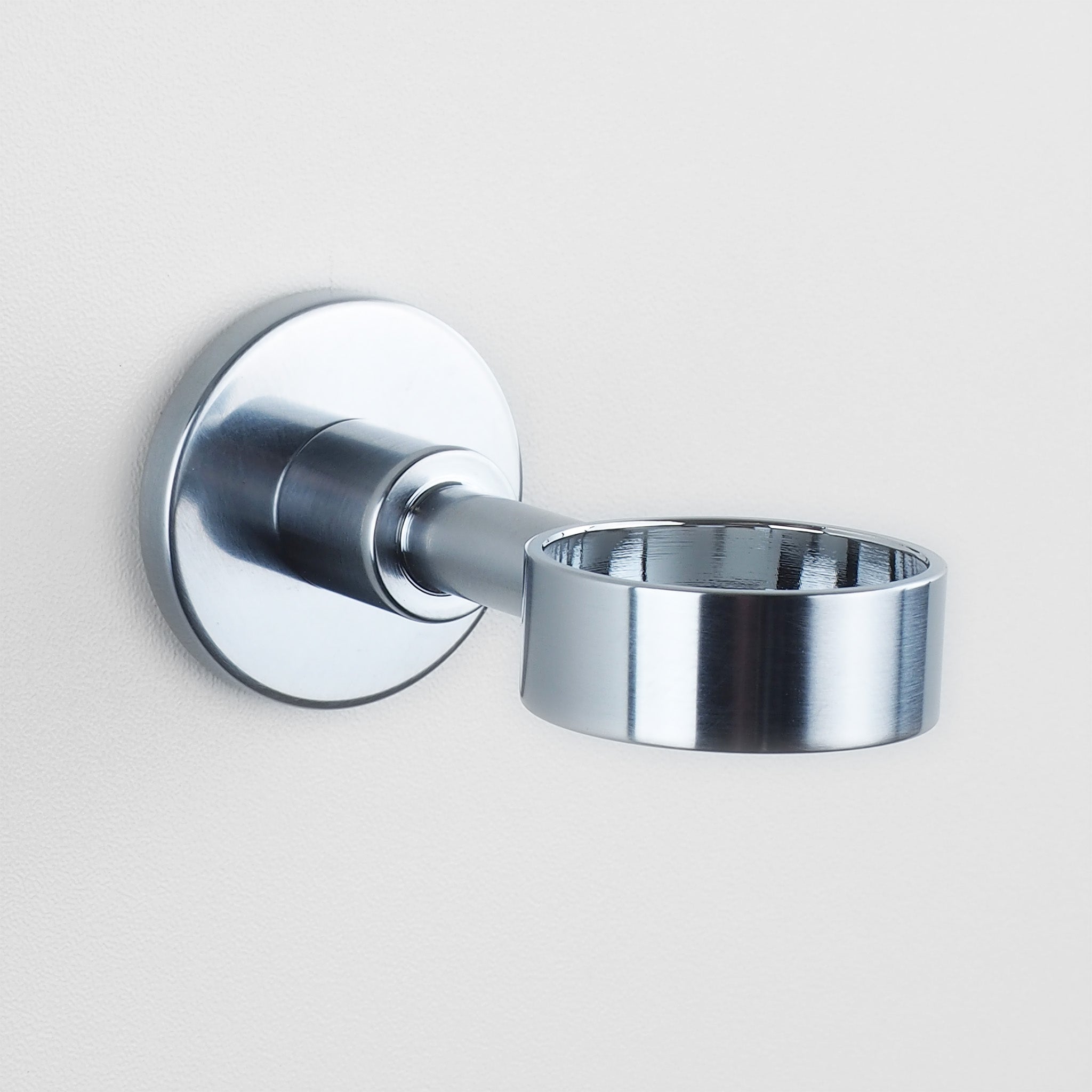 Handtuchring in matt verchromter Oberfläche, minimalistischer Handtuchhalter fürs Bad.