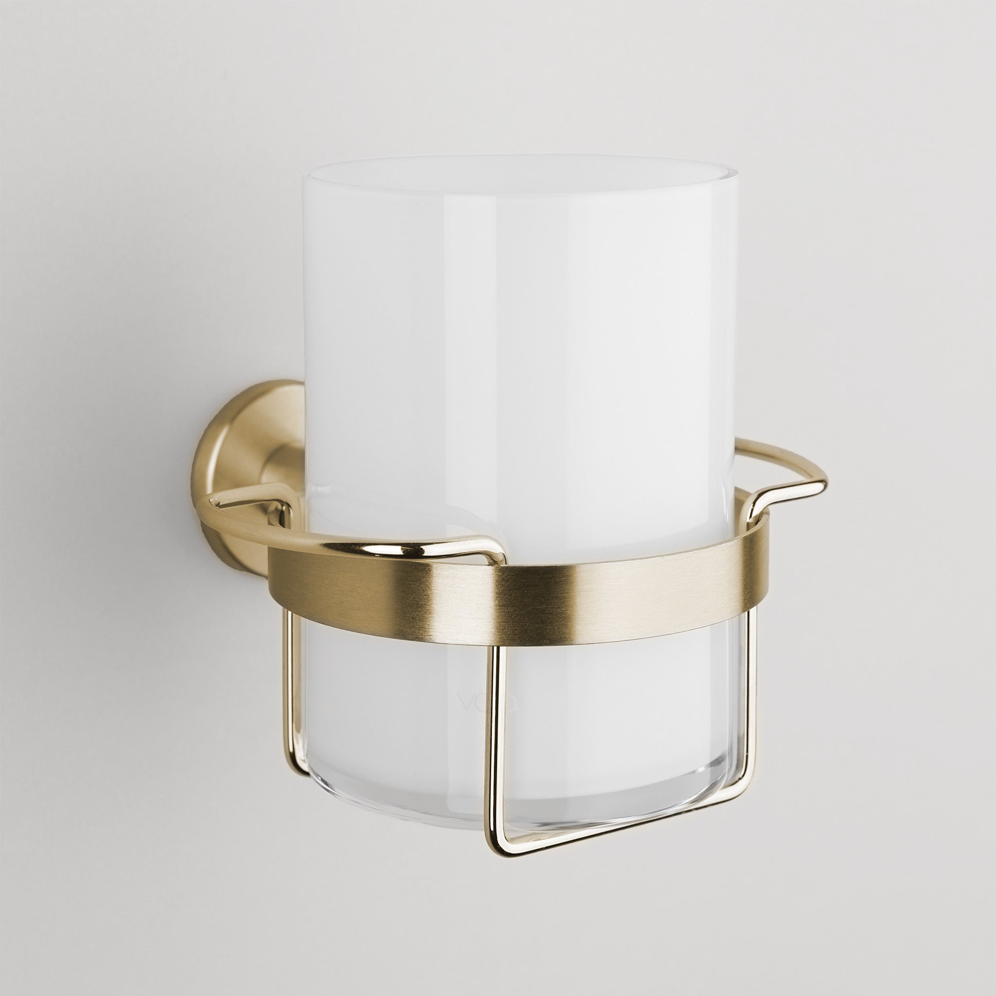 Vola Wandbecher in Gold gebürstet – luxuriöser Zahnbürstenhalter mit Glas für exklusive Badezimmer.
