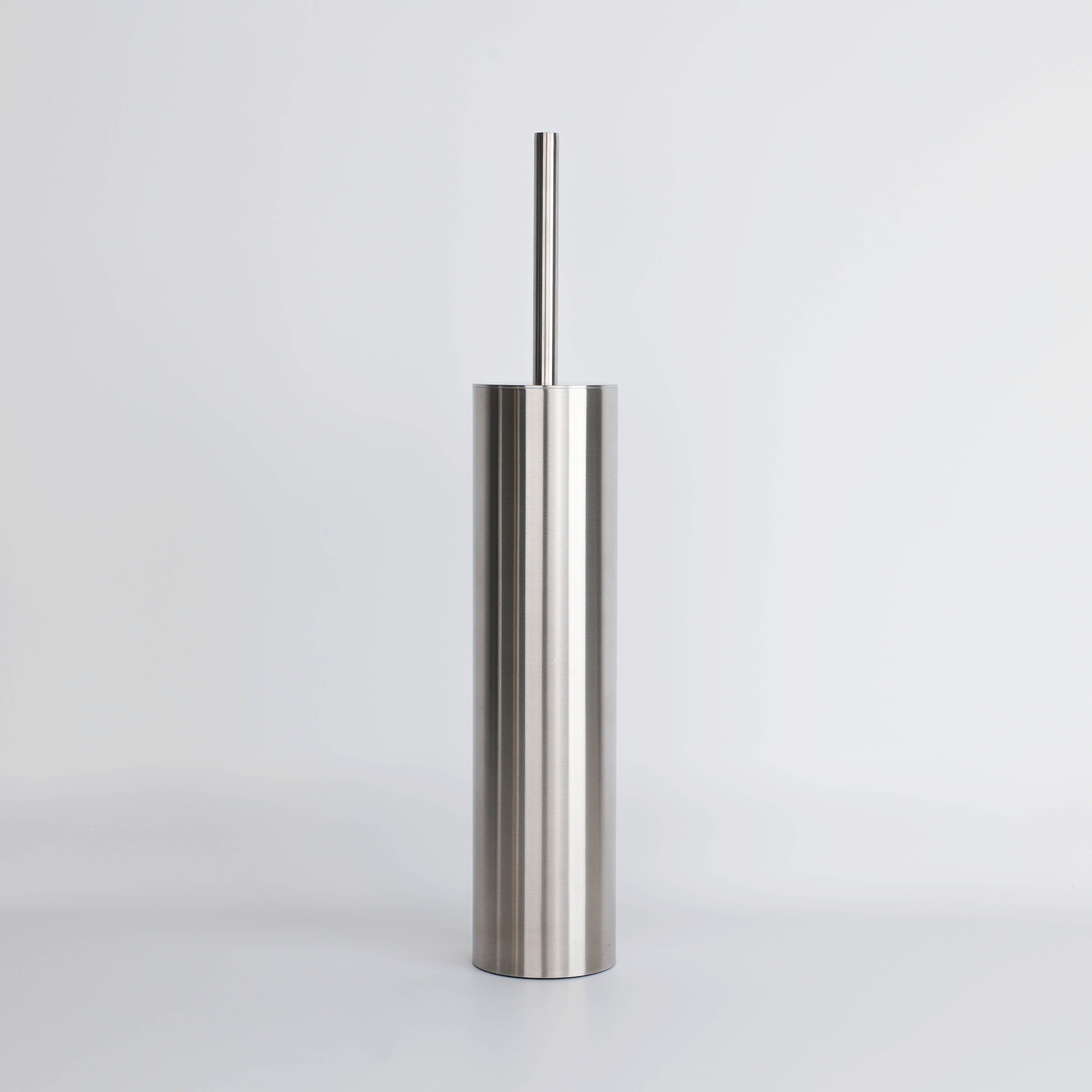 Ein eleganter WC-Bürstenhalter aus Edelstahl mit einem modernen, zylindrischen Design, stehend vor einem schlichten Hintergrund.