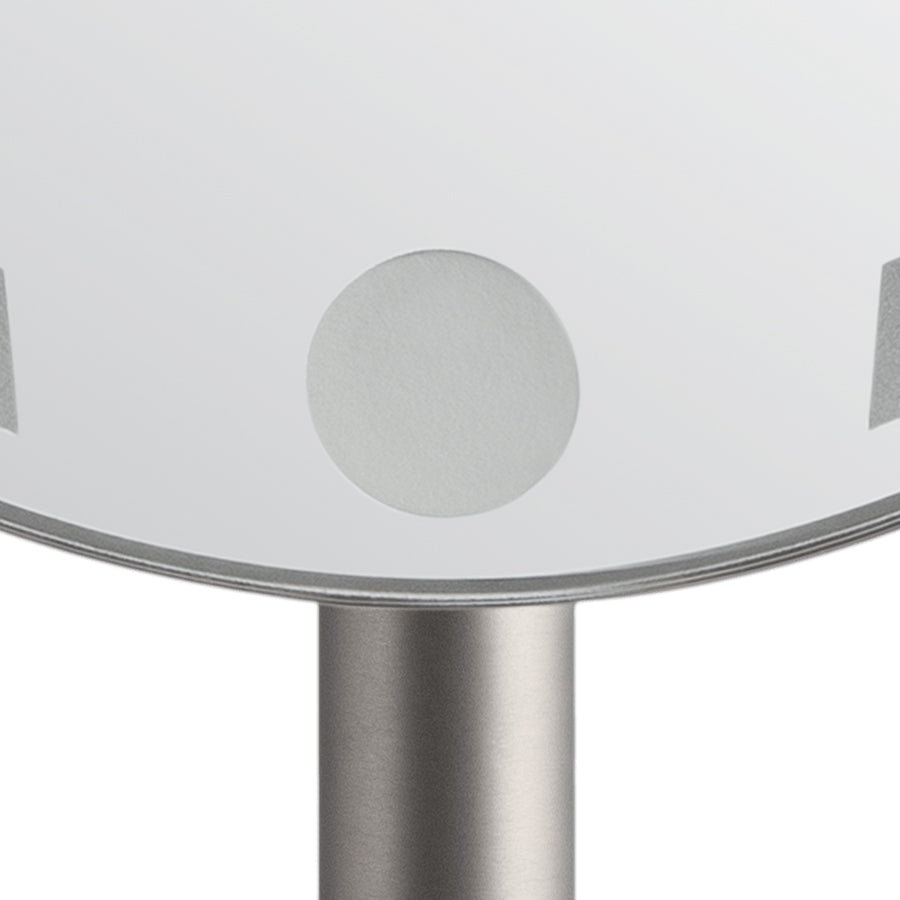 Nahaufnahme des chromfarbenen Touch-Sensors und LED-Lichts am Windisch Spiegel