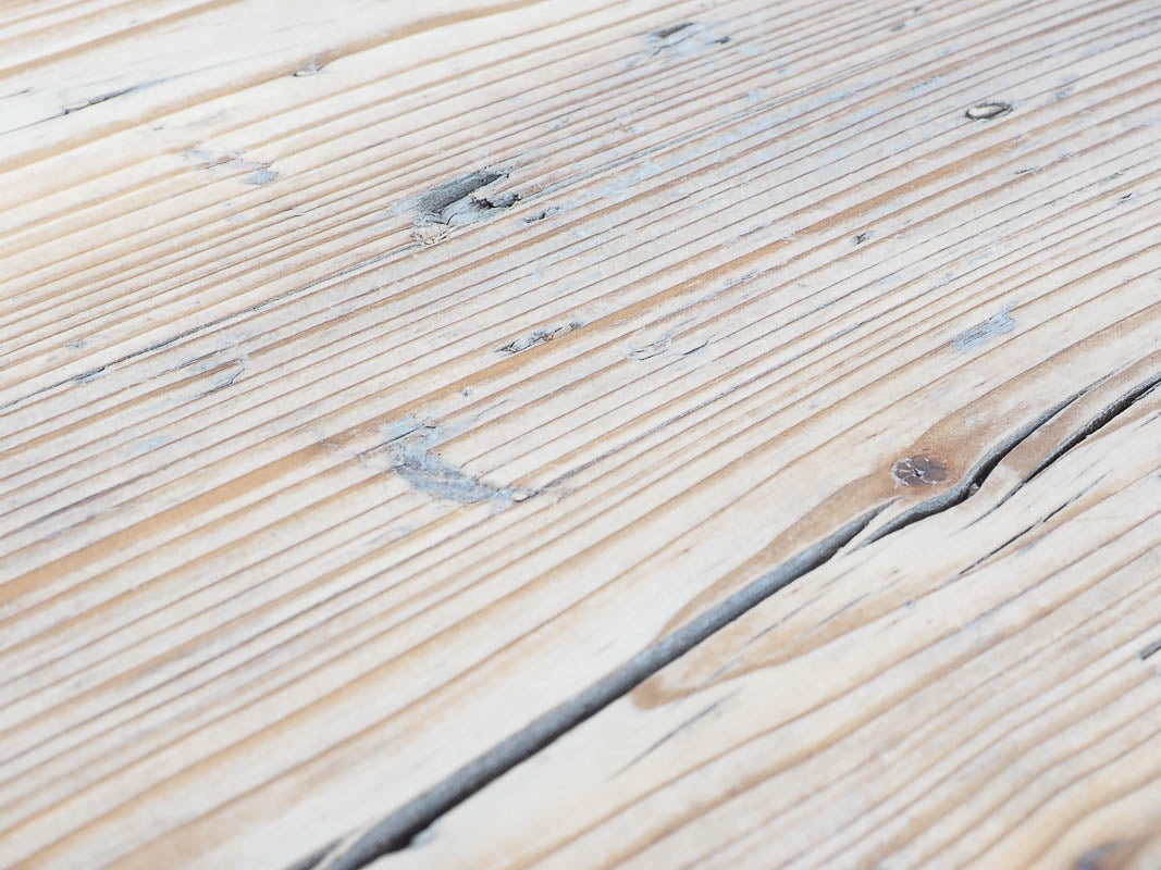 Weiß gekalkt und geölt, dadurch wird die ganze Patina erhalten.