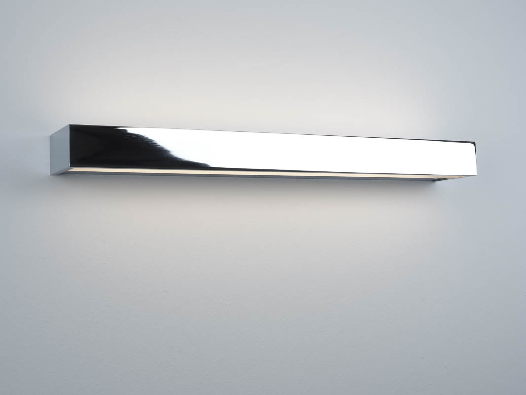 Die Decor Walther Box 60 Chrom, erhältlich bei dasfeinebad, bietet erstklassige Beleuchtung für Badspiegel – verbindet Design mit Funktionalität in Ihrem Badezimmer.