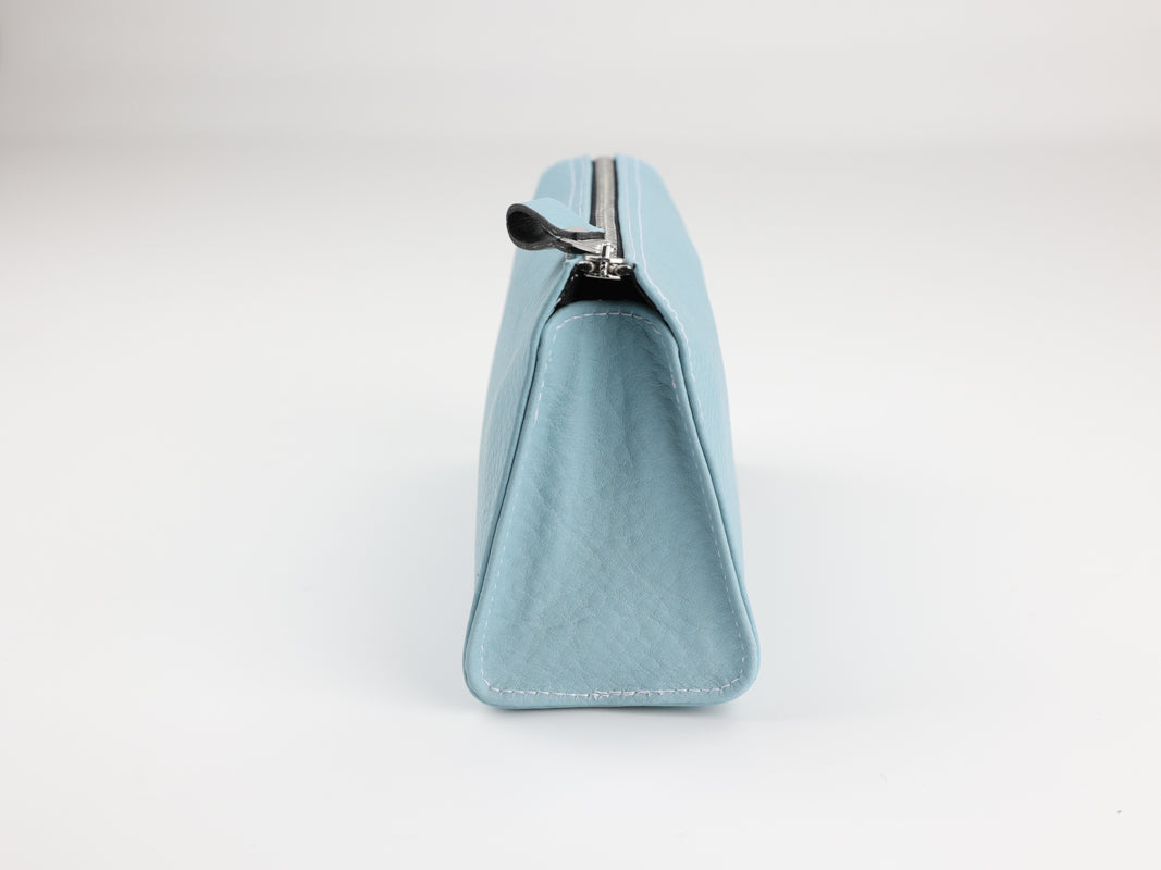 kleine mentholfarbene Schminktasche