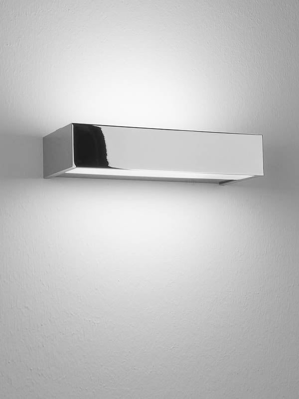 Kaufen Sie die exklusive Decor Walther Box 25 Badleuchte in Chrom für eine elegante Spiegelbeleuchtung – verfügbar bei dasfeinebad, die Wahl für anspruchsvolle Badezimmerdesigns.