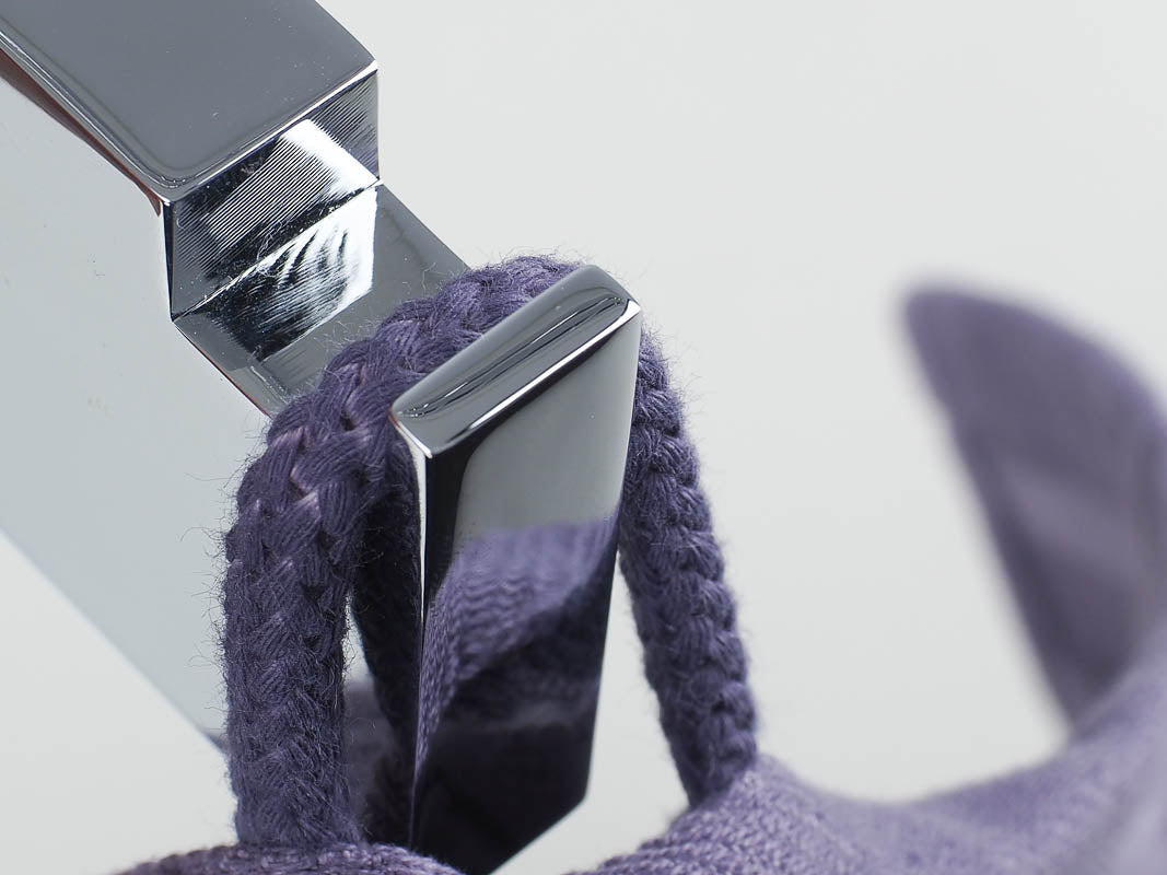 Massiver Aufhänger, aus einem Stück Messing gefertigt und anschließend verchromt beim BRICK BK HAK1