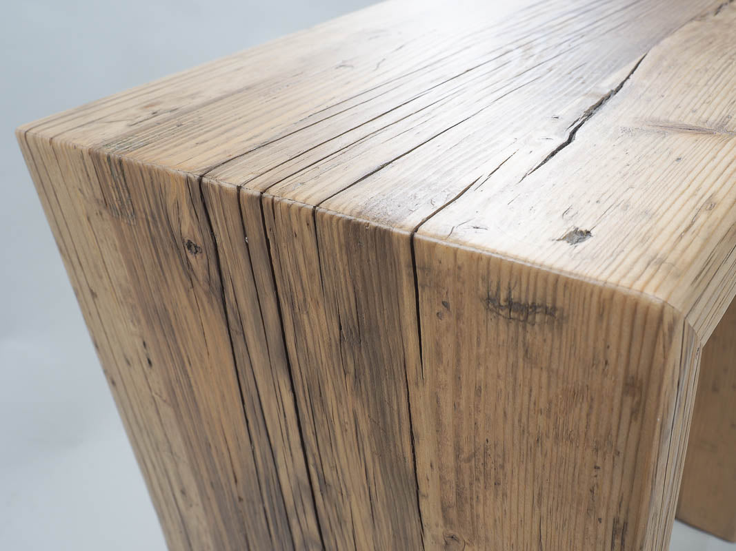 Umlaufendes Muster/ Maserung. Dieses ist nur durch Gehrungsschnitte zu erreichen.