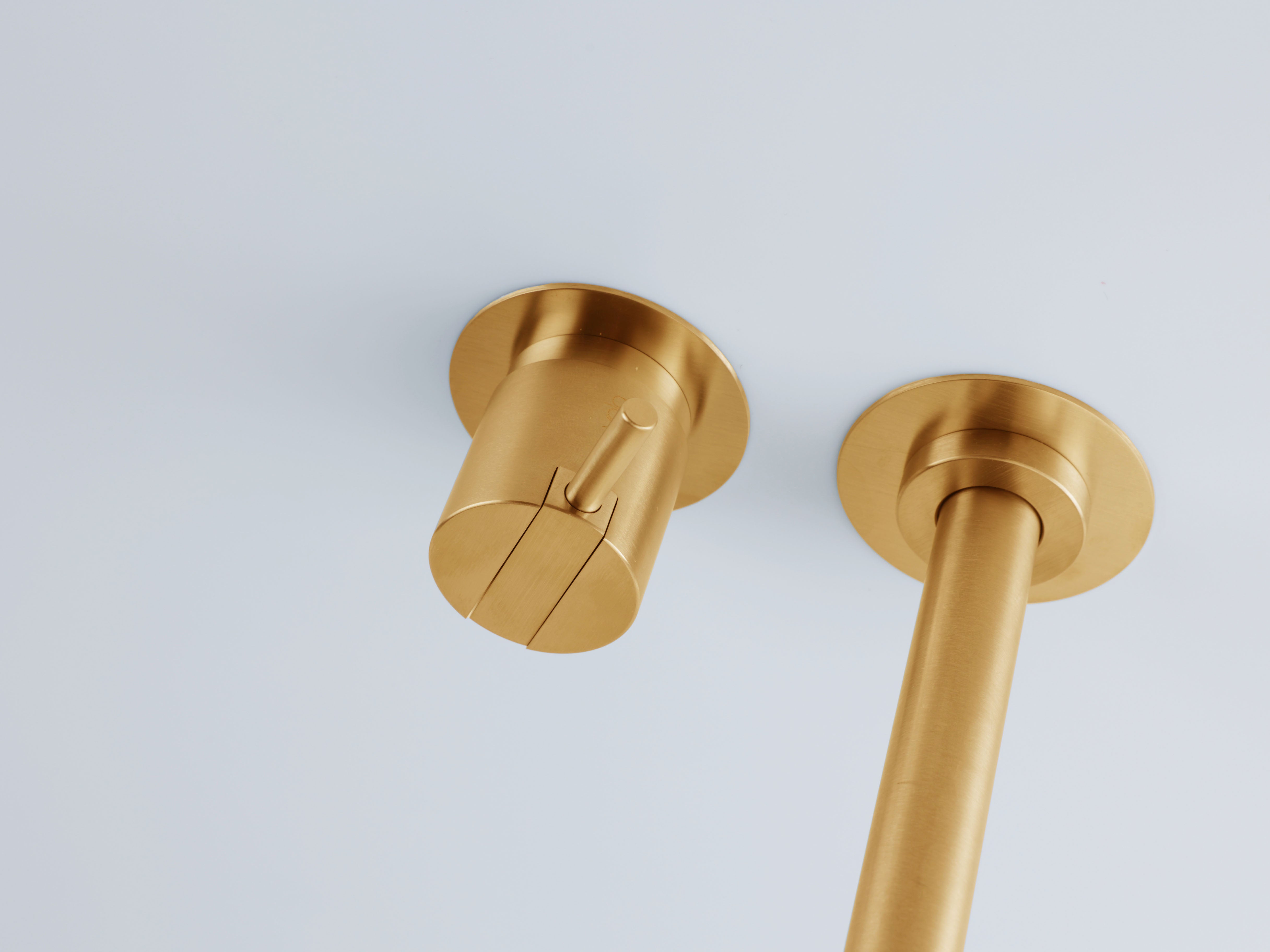 Wandarmatur VOLA 121 gold  gebürstet
