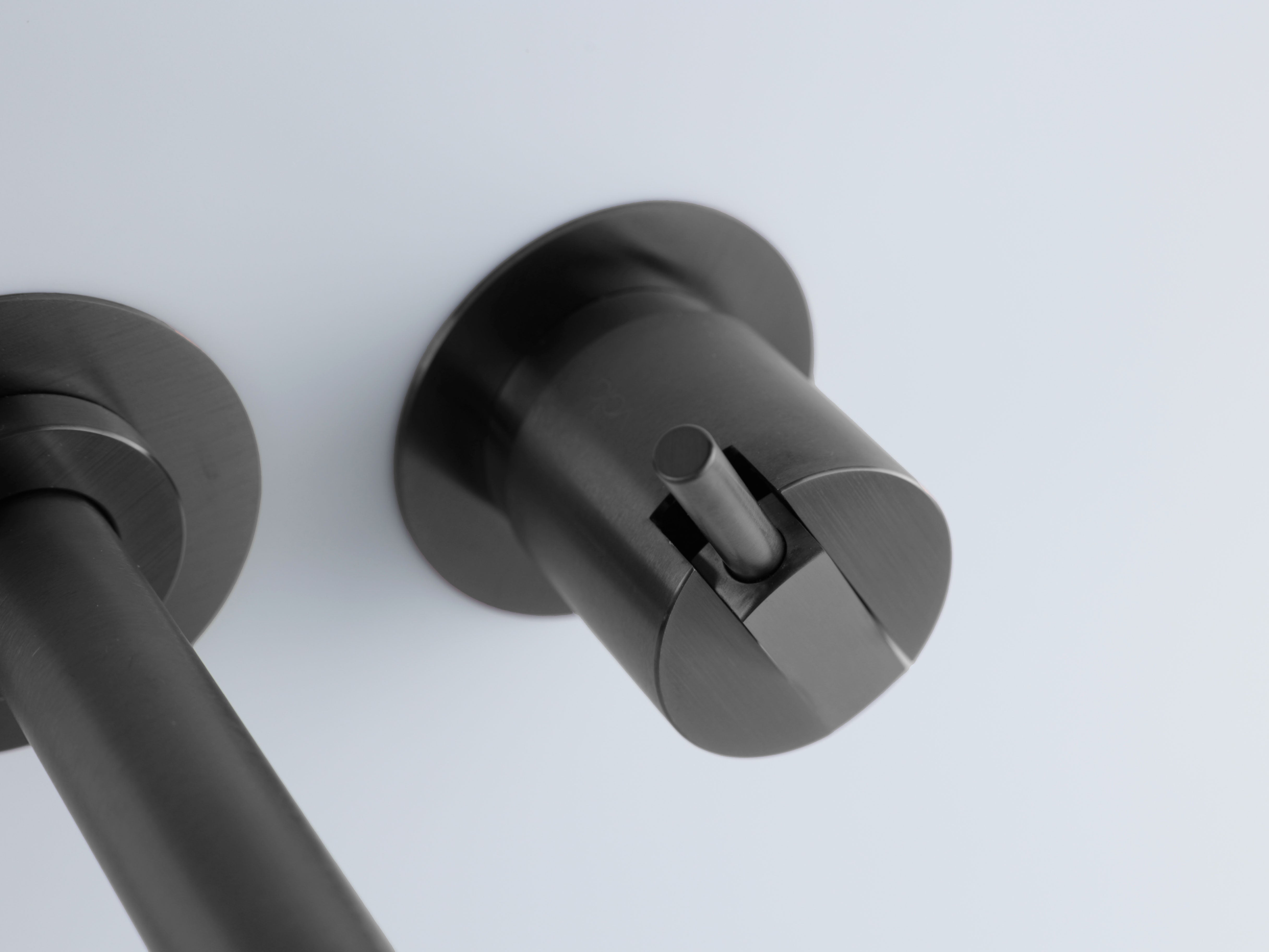 Wandarmatur VOLA 111x schwarz gebürstet PVD