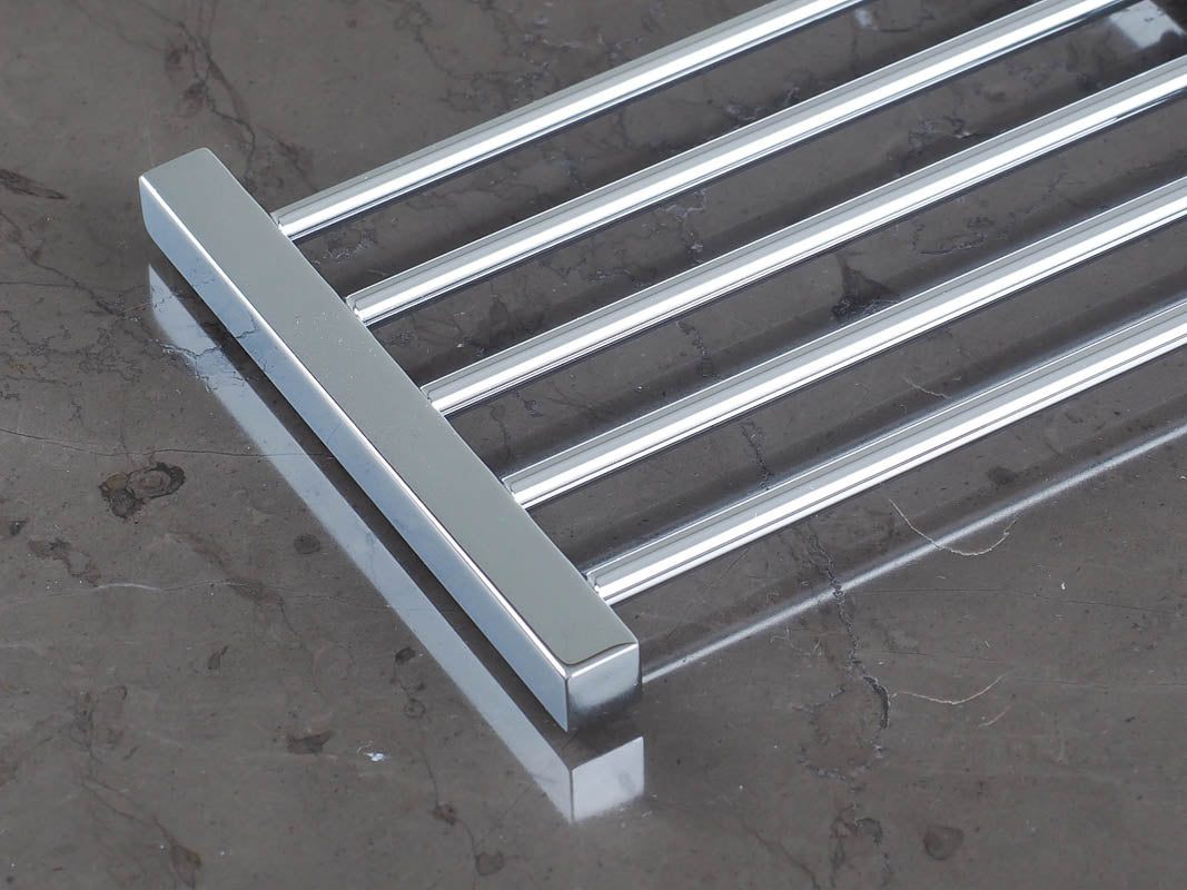 Mit Gummifüßchen für empfindliche Oberflächen.