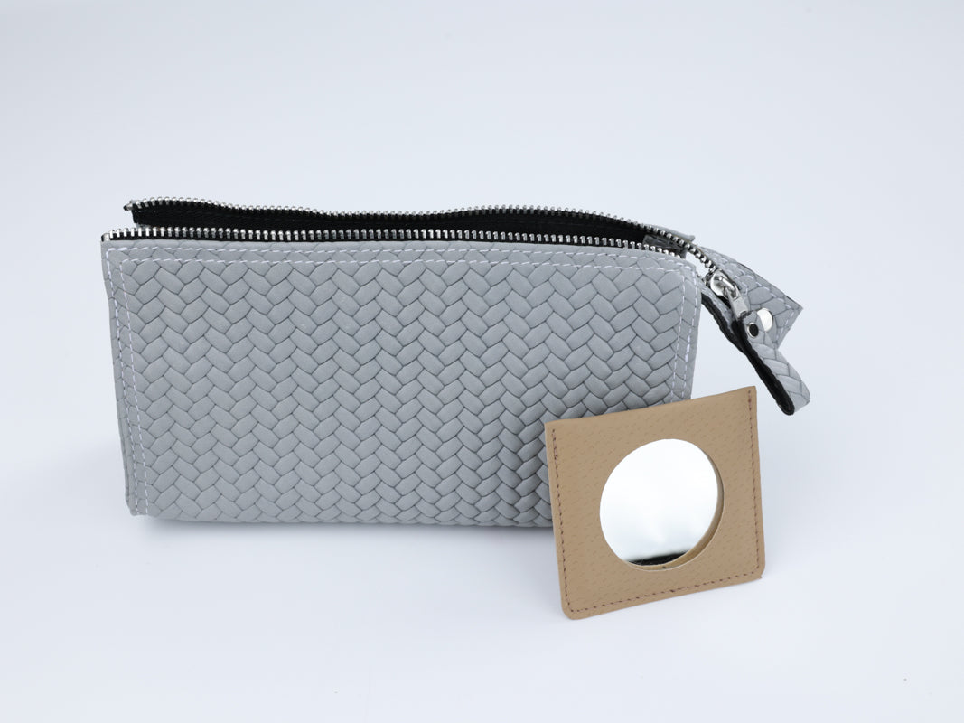 Mit schminkspiegel im Kulturbeutel