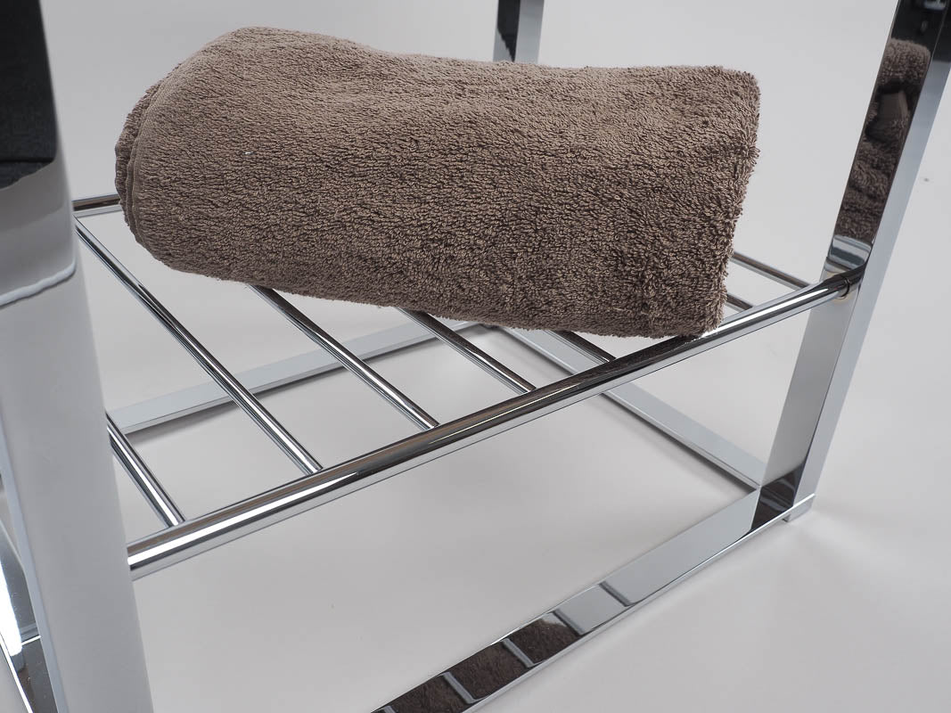 Mit Fach für Handtücher, Pantoffeln etc.