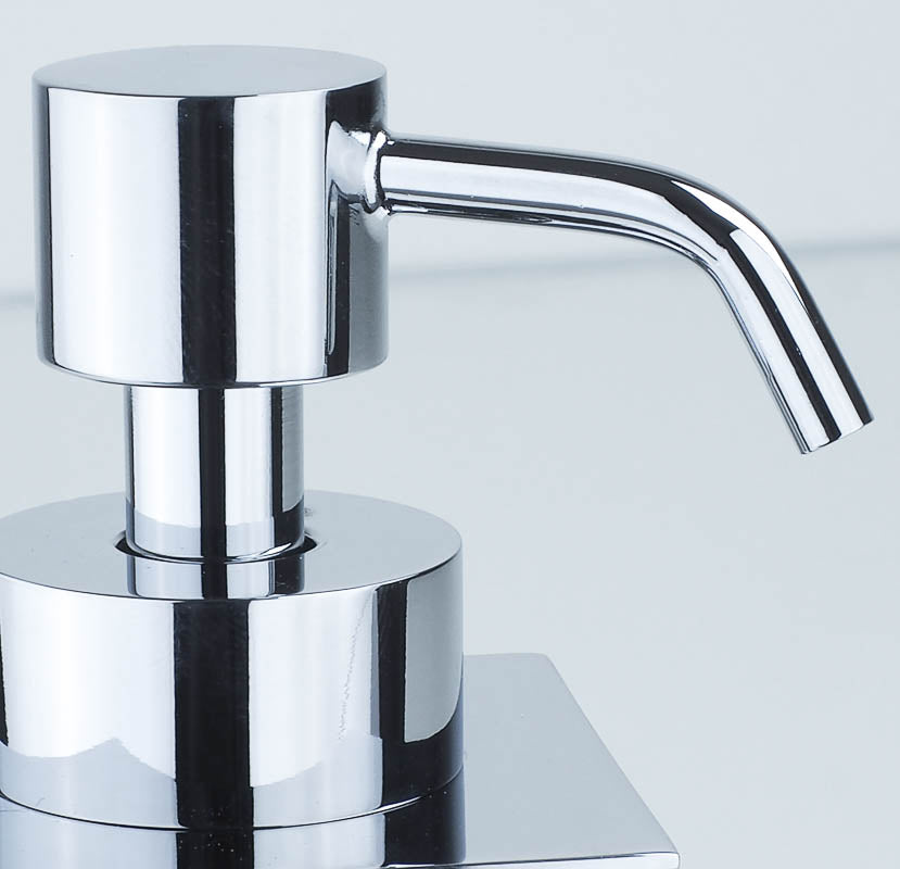 Metallpumpenkopf verchromt mit gebogenen Auslauf.