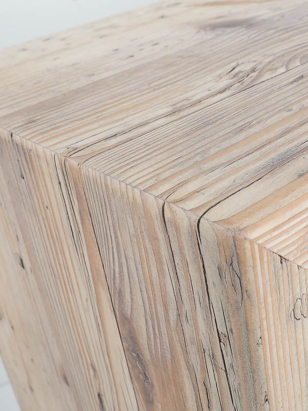 Aus einem Stück gefertigt die Sitzbank mit umlaufender Maserung.