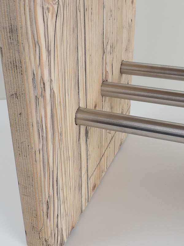 Mit 3 Querträgern als Ablage für Hausschuhe, Handtücher etc. beim Badhocker von dasfeinebad