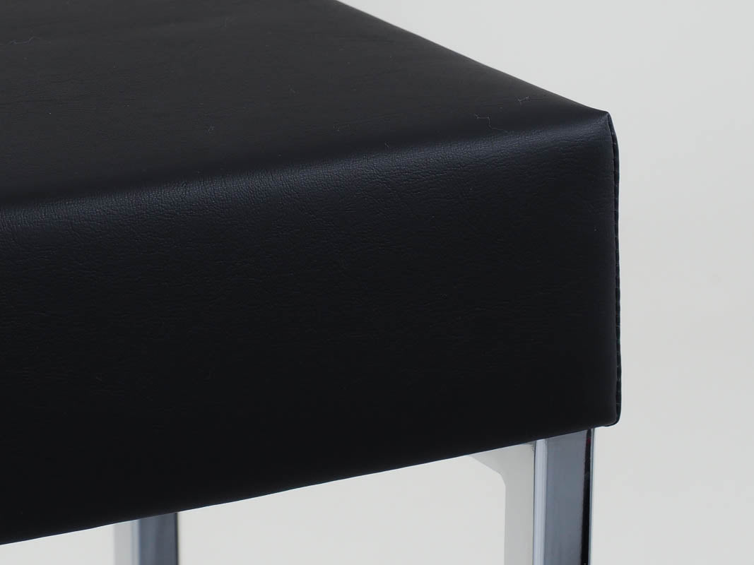 Edle weiche Polsterung auf dem Badhocker von Decor Walther