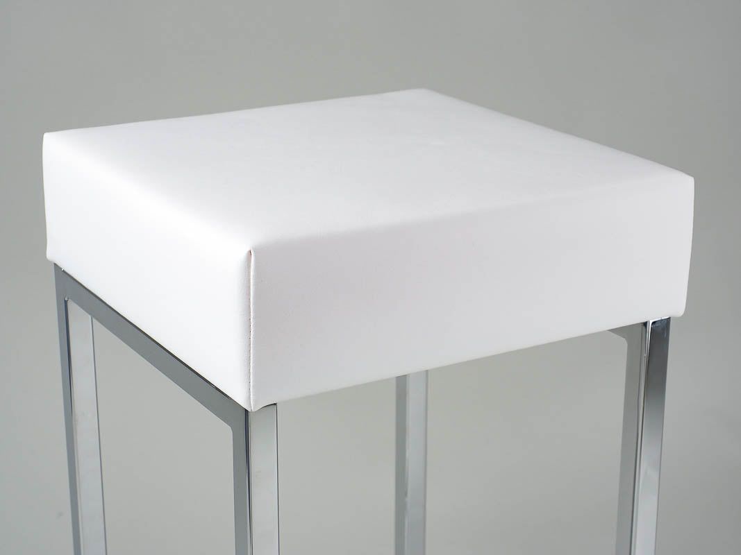 Edler Sitzhocker mit weißem Sitzpolster