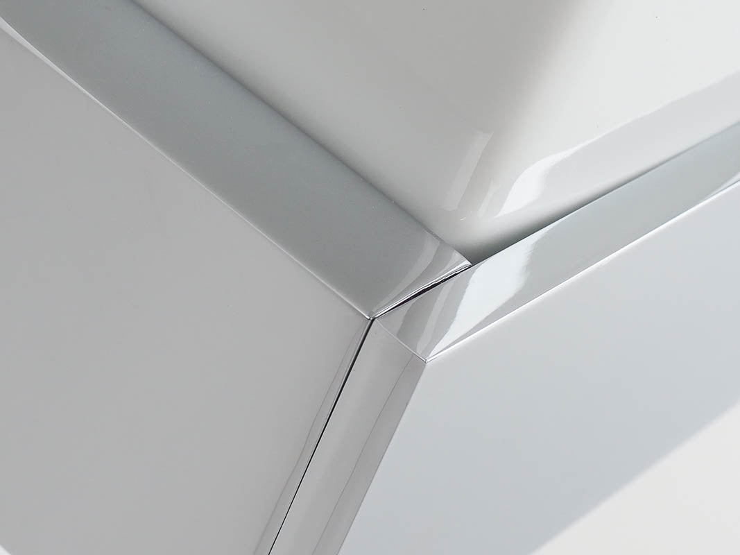 Tolle Materialpaarung aus weißem Porzellan und verchromten Messing. Der BRICK BK WMG