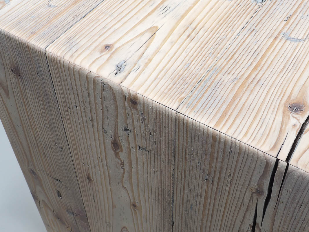 Ecke auf Gehrung geschnitten, daher umlaufende durchgehende Maserung möglich.