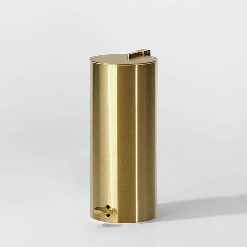 Eleganter Treteimer BIN3 von Decor Walther in Gold matt – mit leiser Absenkautomatik und stilvoll verstecktem Müllbeutel für anspruchsvolle Badezimmerästhetik.