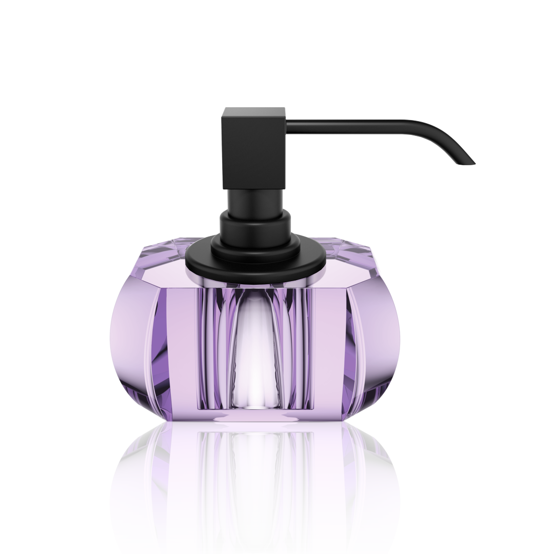 Seifenspender aus violettem Kristallglas mit schwarzem Pumpkopf – extravagantes Design für ein individuelles Badambiente.