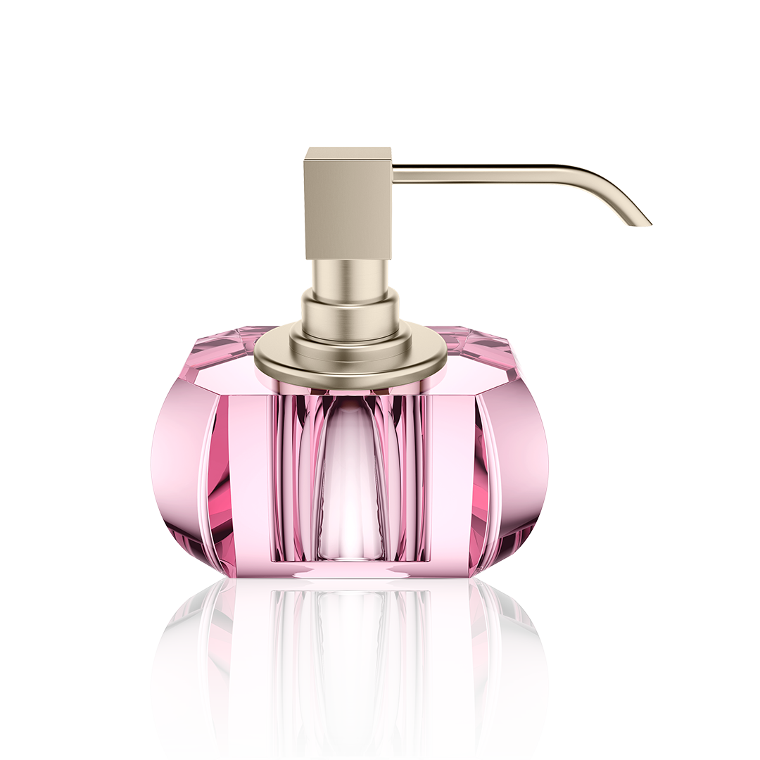 Verspielter Seifenspender aus pinkfarbenem Kristallglas mit Pumpkopf aus gebürstetem Nickel – stilvoll, charmant und modern.