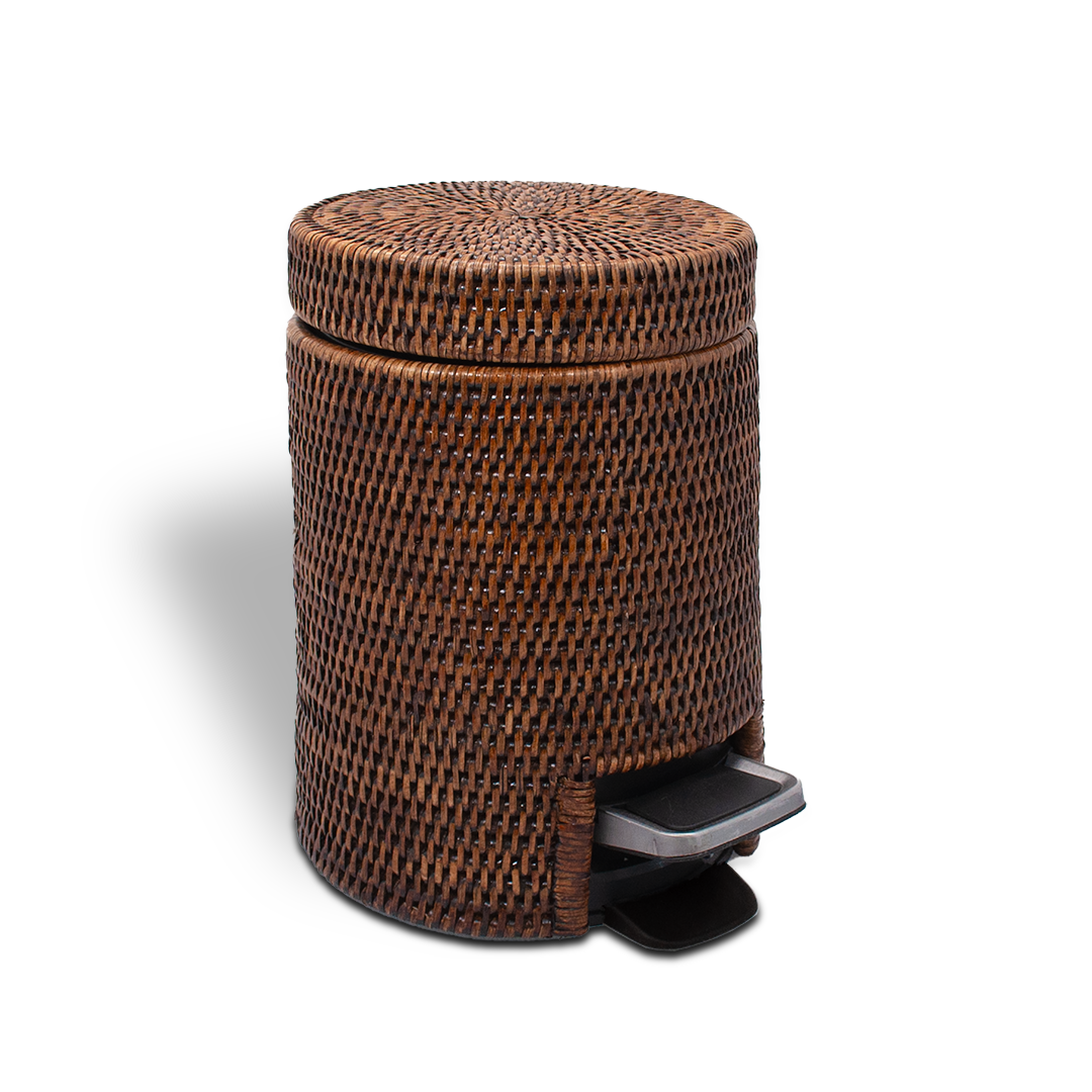 Decor Walther Basket TE Pedaleimer aus dunklem geflochtenen Rattan. Stilvoller Abfalleimer mit Soft-Close Deckel für das Badezimmer. Maße: 27,5 cm hoch, 18,5 cm breit, 23 cm tief.