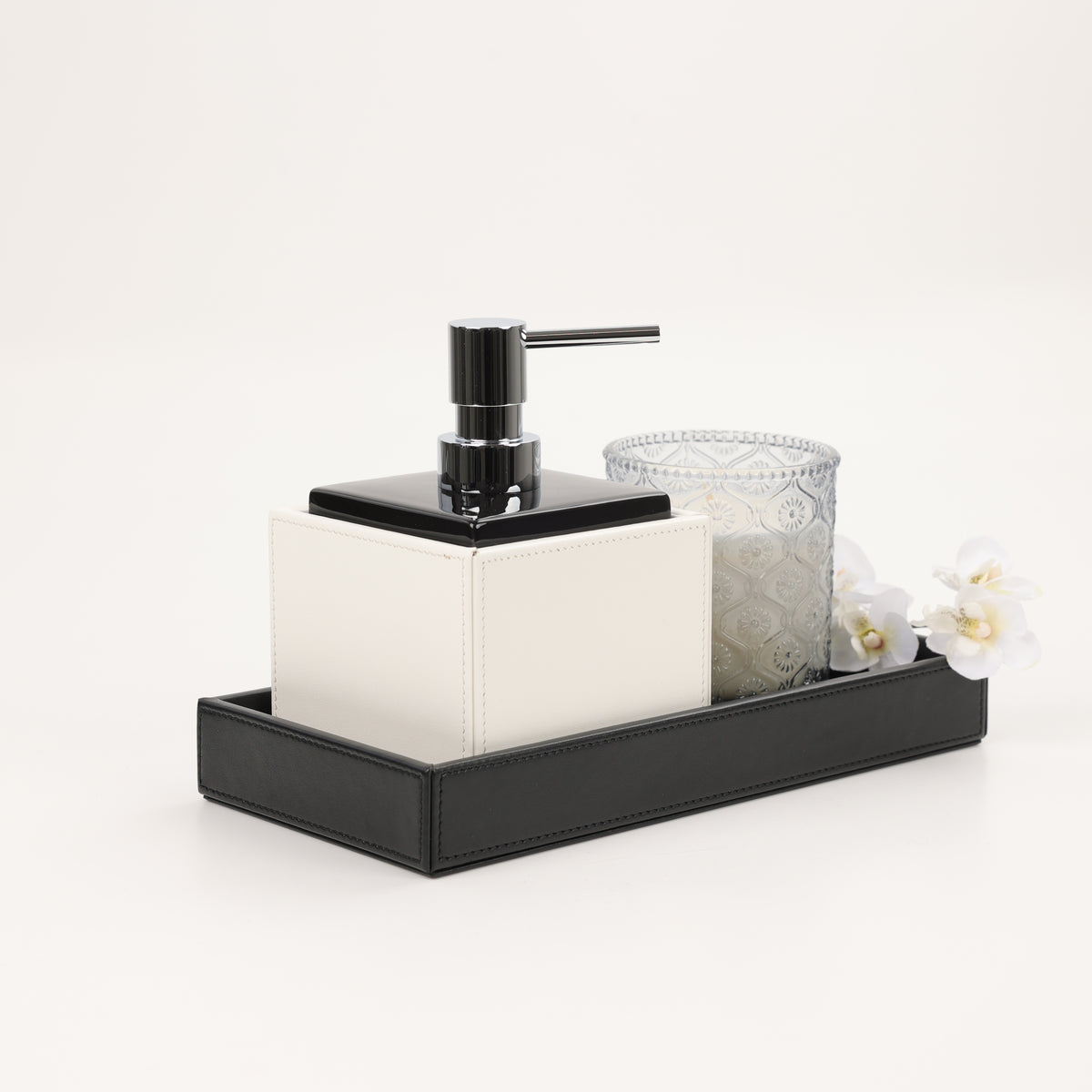 Decor Walther Brownie SSP Seifenspender 430ml veganes Kunstleder Weiß, Porzellan Schwarz, Pumpenkopf Chrom, auf Tablett Brownie Schwarz mit Kerze