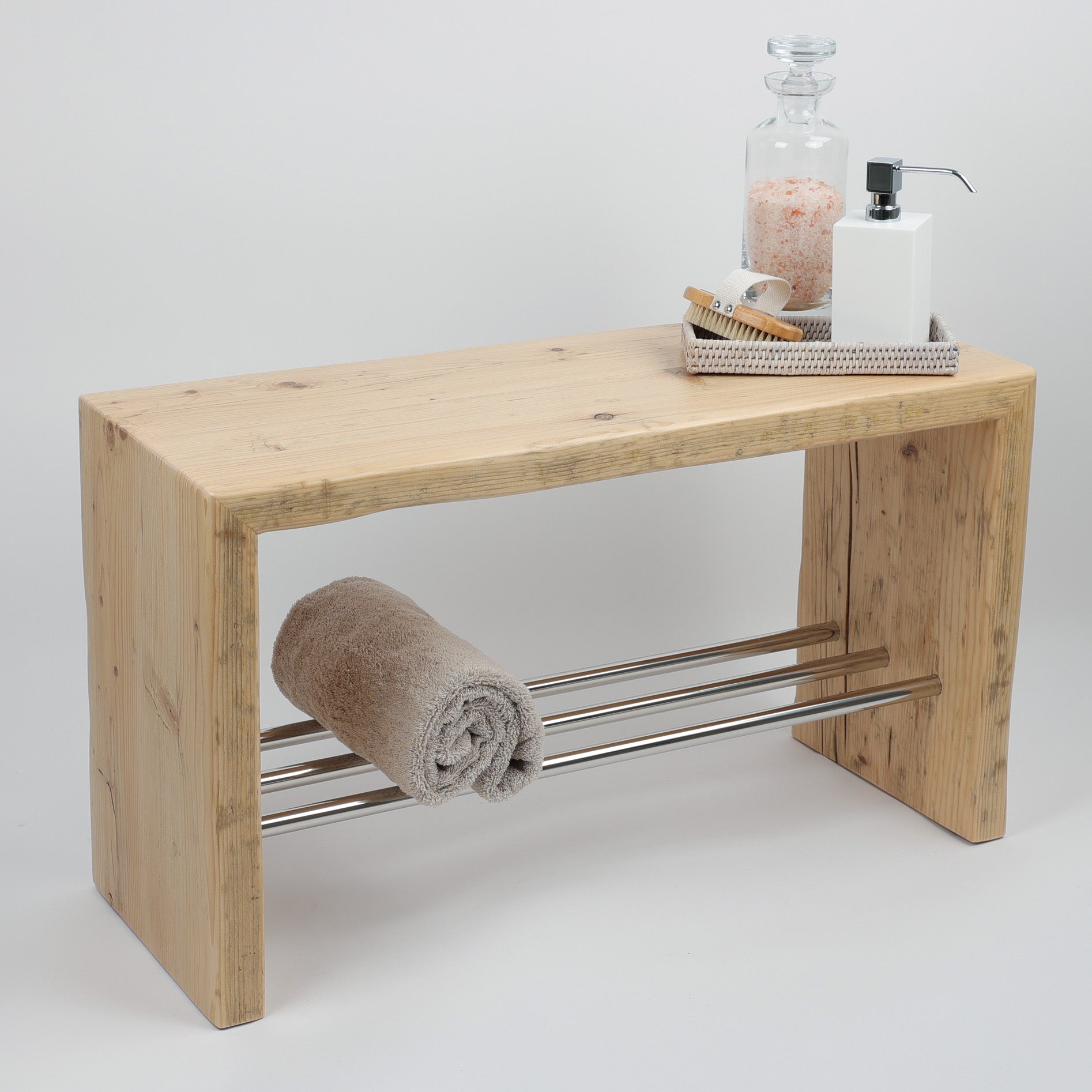 Unikat Sitzbank aus Altholz für das Badezimmer, handwerkliche Fertigung in der Tischlerei von dasfeinebad, dekoriert mit Handtuch Princess von Rhomtuft und Rattantablett von Decor Walther