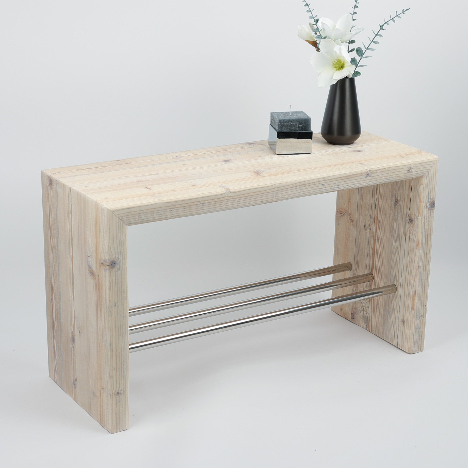 Dekorative Sitzbank aus Altholz als warmer Akzent im Badezimmer, nachhaltig hergestellt und individuell einsetzbar, dekoriert mit Duftkerze von Decor Walther und Vase Rondo von Frost Denmark