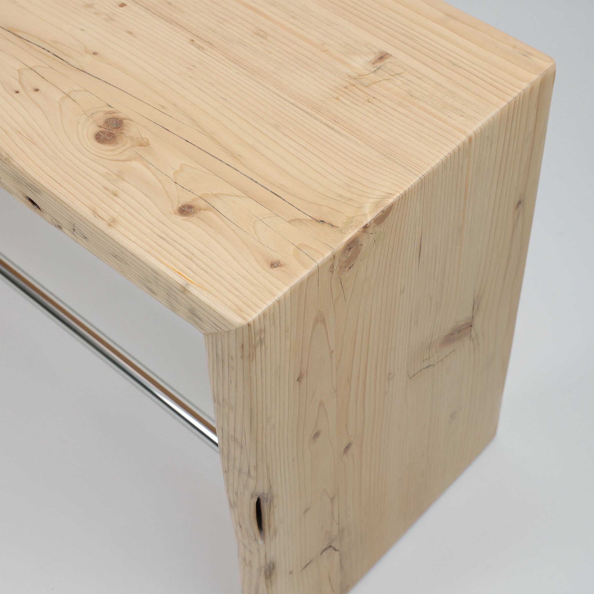 Handgefertigte Sitzbank aus recyceltem Altholz im Bad, natürlich geölt, langlebig und pflegeleicht, Detailansicht der schönen Maserung des Altholzes