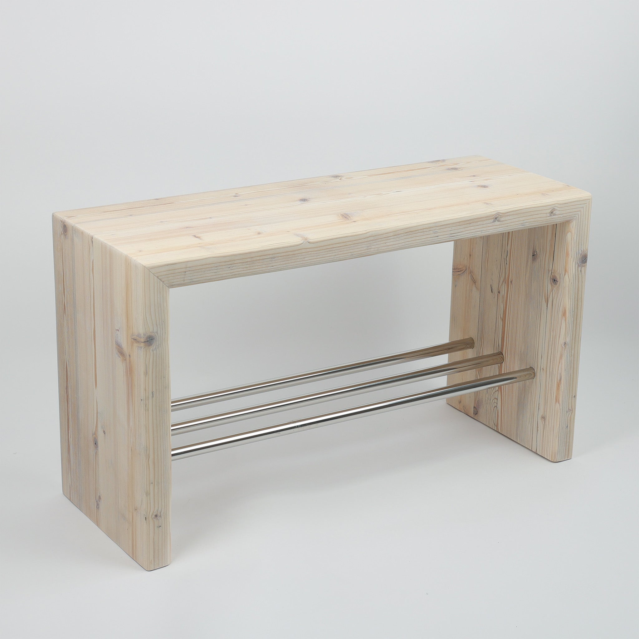 Handgefertigte Sitzbank aus recyceltem Altholz im Bad, natürlich geölt, langlebig und pflegeleicht, mit Edelstahl-Querstreben, puristisch-modernes Design