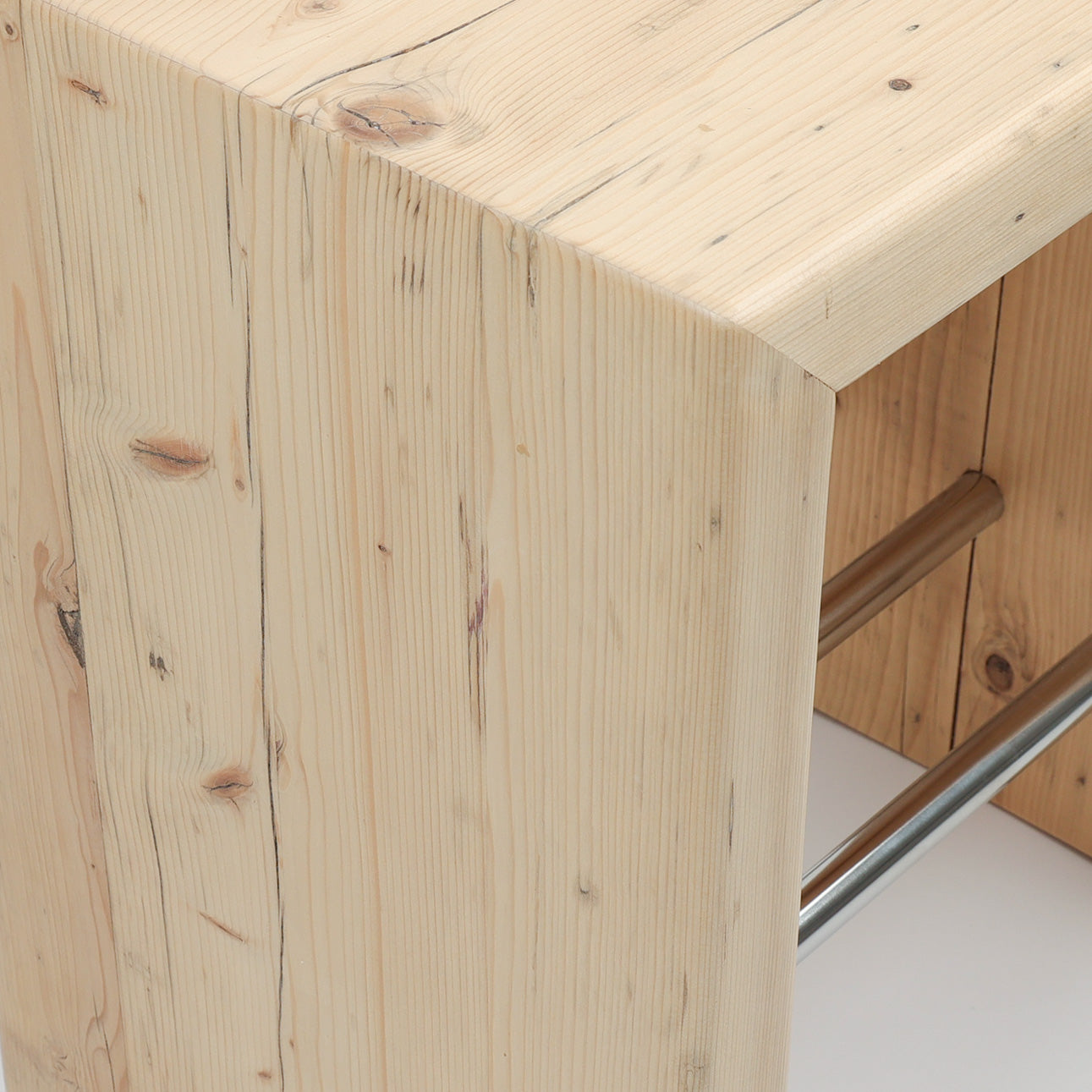 Umlaufende Maserung durch Gehrungsschnitt der Hölzer.  Jeder Hocker trägt eine andere Maserung. Handgefertigt von dasfeinebad in Hamburg.