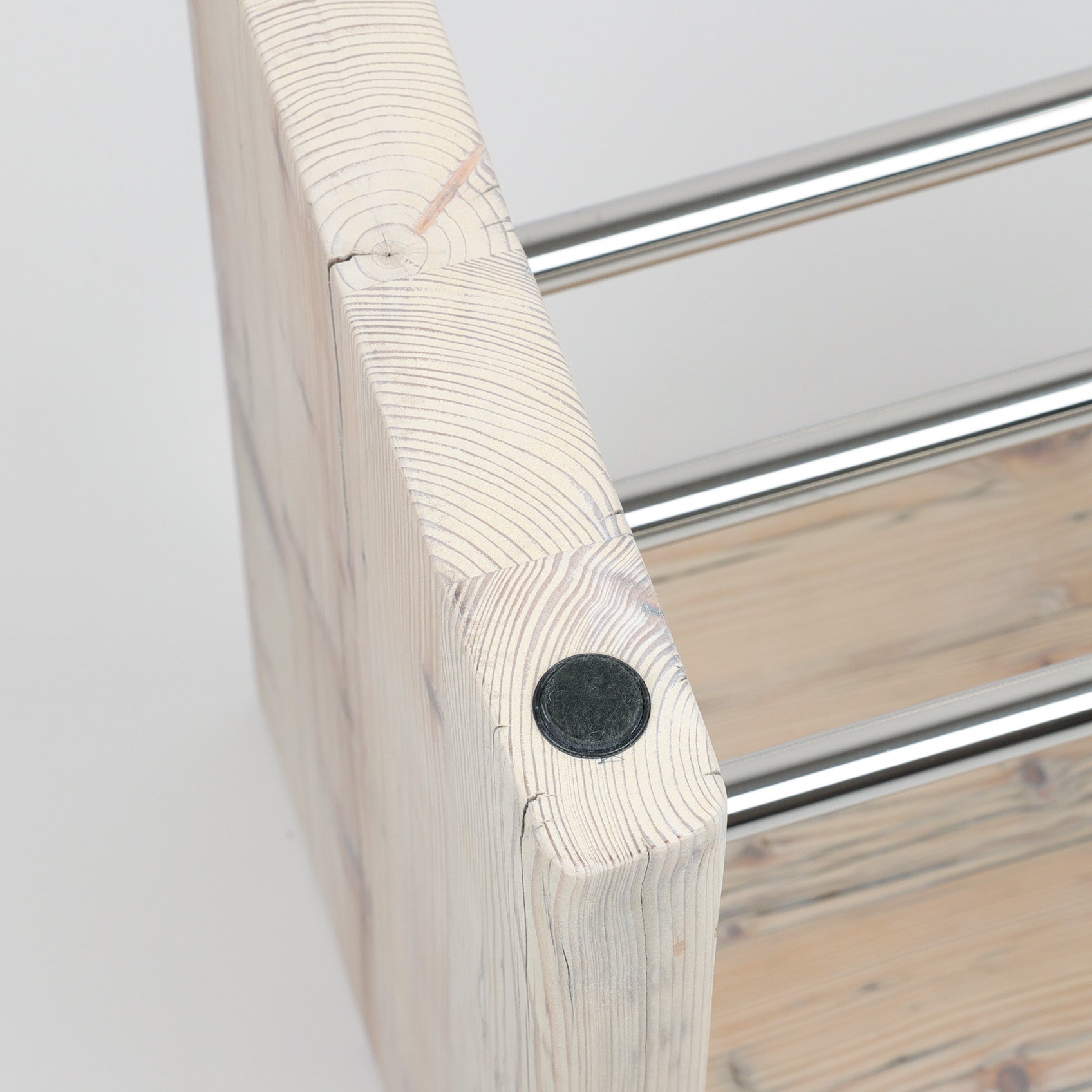 Hocker Altholz, hergestellt von das feine bad, Detailansicht der Unterseite mit Bodenschoner für empfindliche Oberflächen