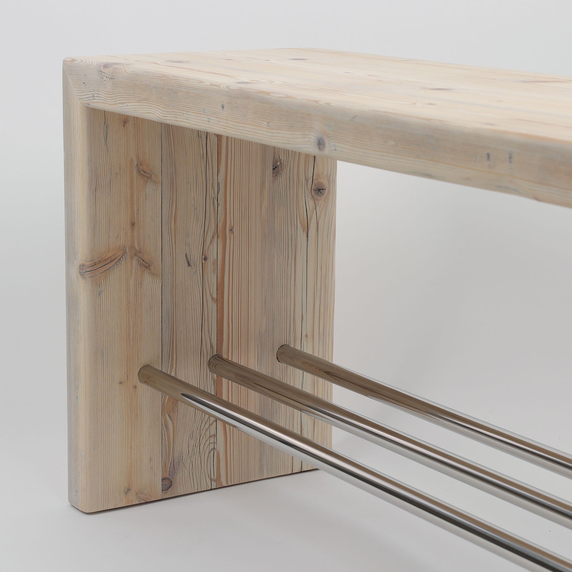 Massive Altholzbank mit Edelstahl-Querstreben im Badezimmer, rustikaler Look trifft modernes Bad-Design, Detailansicht der unteren Querstreben