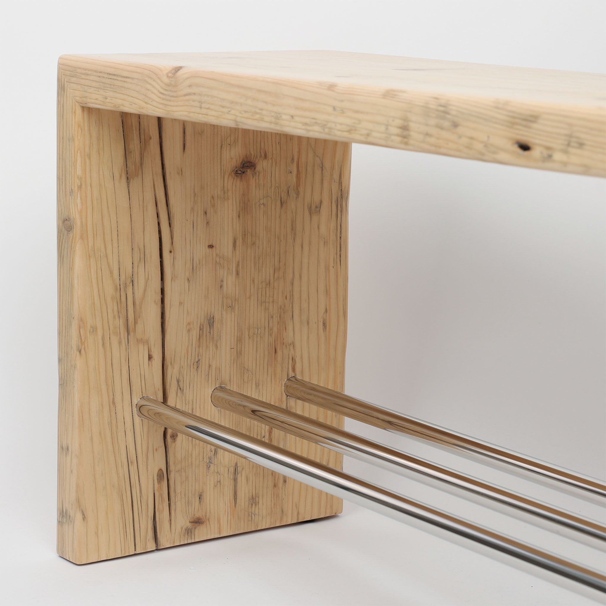 Massive Altholzbank mit Edelstahl-Querstreben im Badezimmer, industrieller Look trifft modernes Bad-Design, Detailansicht der Querstreben