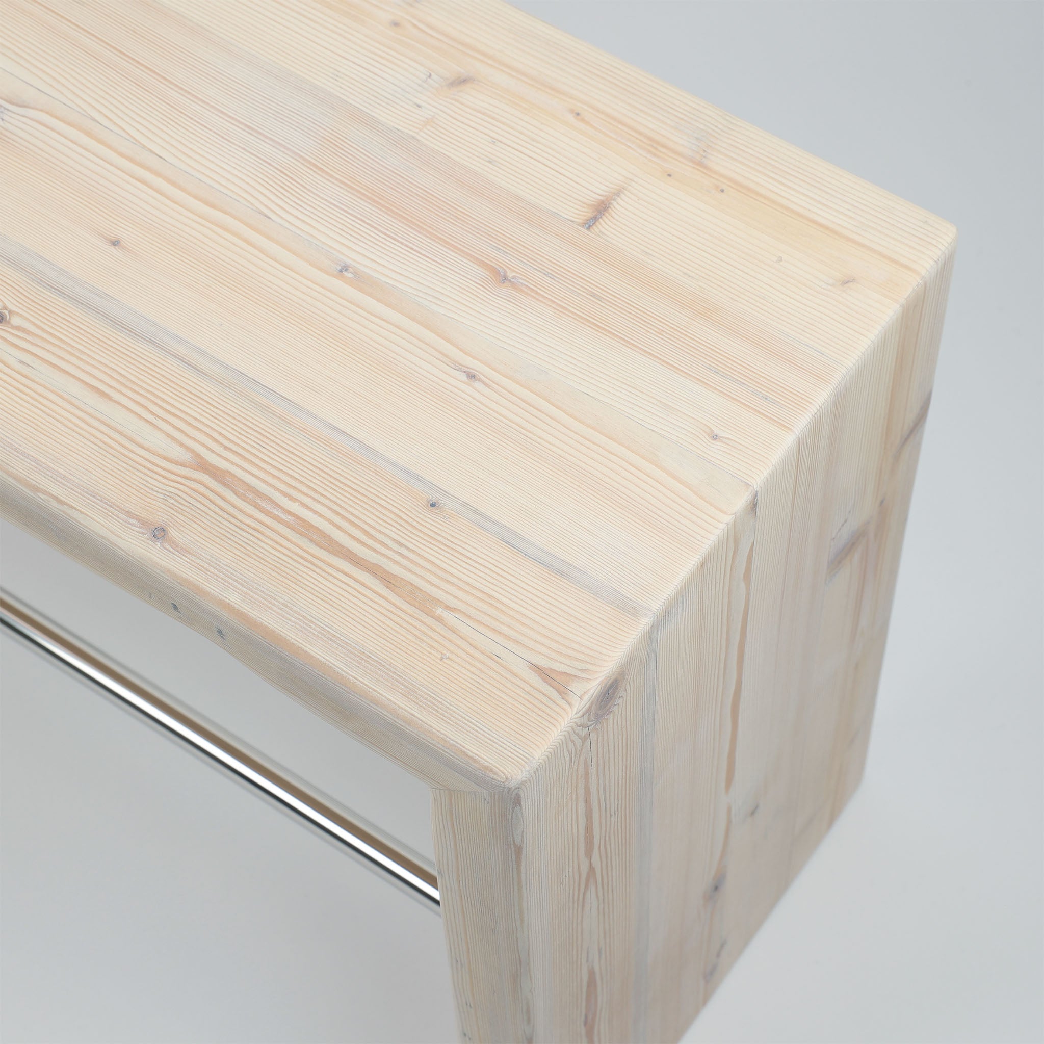 Dekorative Sitzbank aus Altholz als warmer Akzent im Badezimmer, nachhaltig hergestellt und individuell einsetzbar, Detailansicht des verwendeten Altholzes