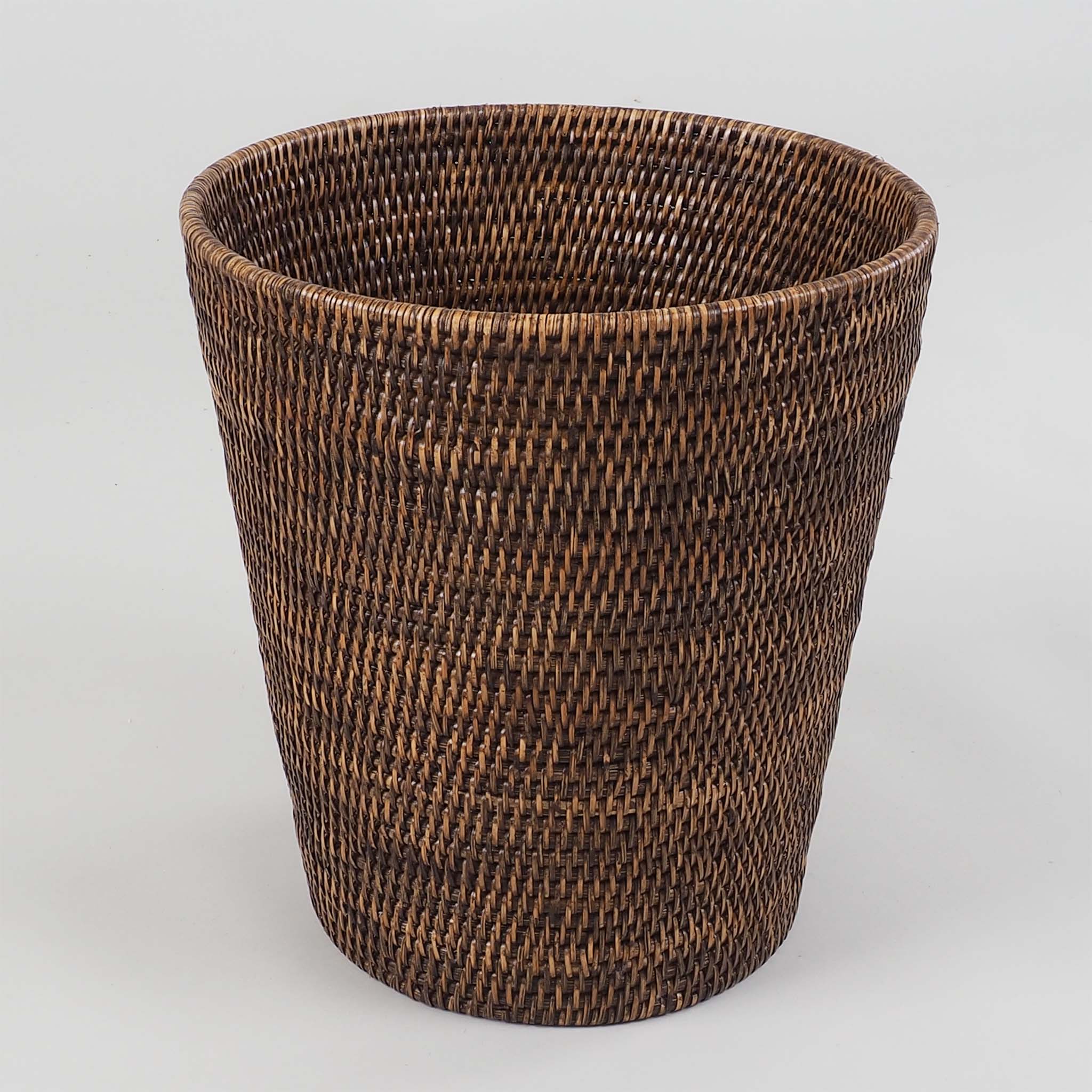 Dunkler Badeimer aus handgeflochtenem Rattan, perfektes Accessoire für stilvolle Badezimmereinrichtung, Decor Walther Basket Kollektion, dasfeinebad
