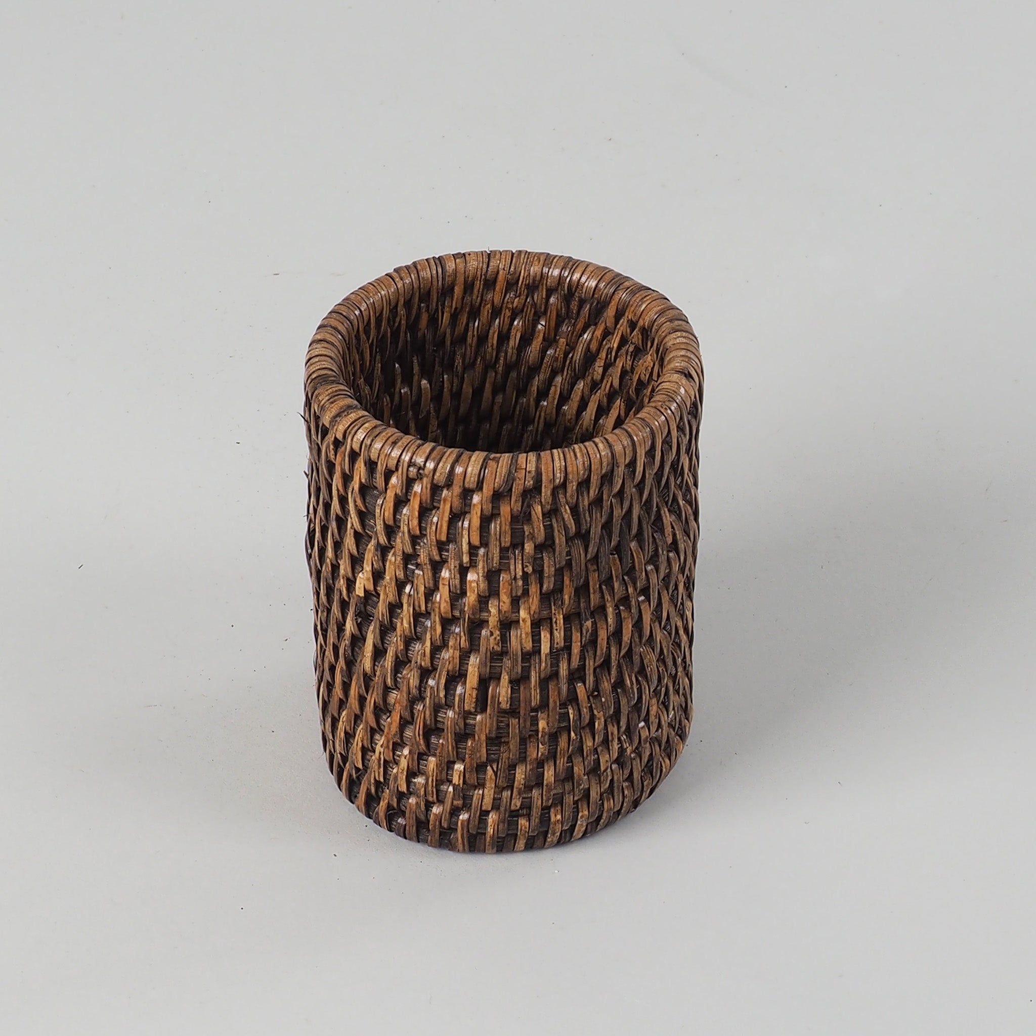 Zahnputzbecher aus dunklem handgeflochtenem Rattan, perfekt für ein elegantes Badezimmer, Decor Walther Basket Kollektion, dasfeinebad
