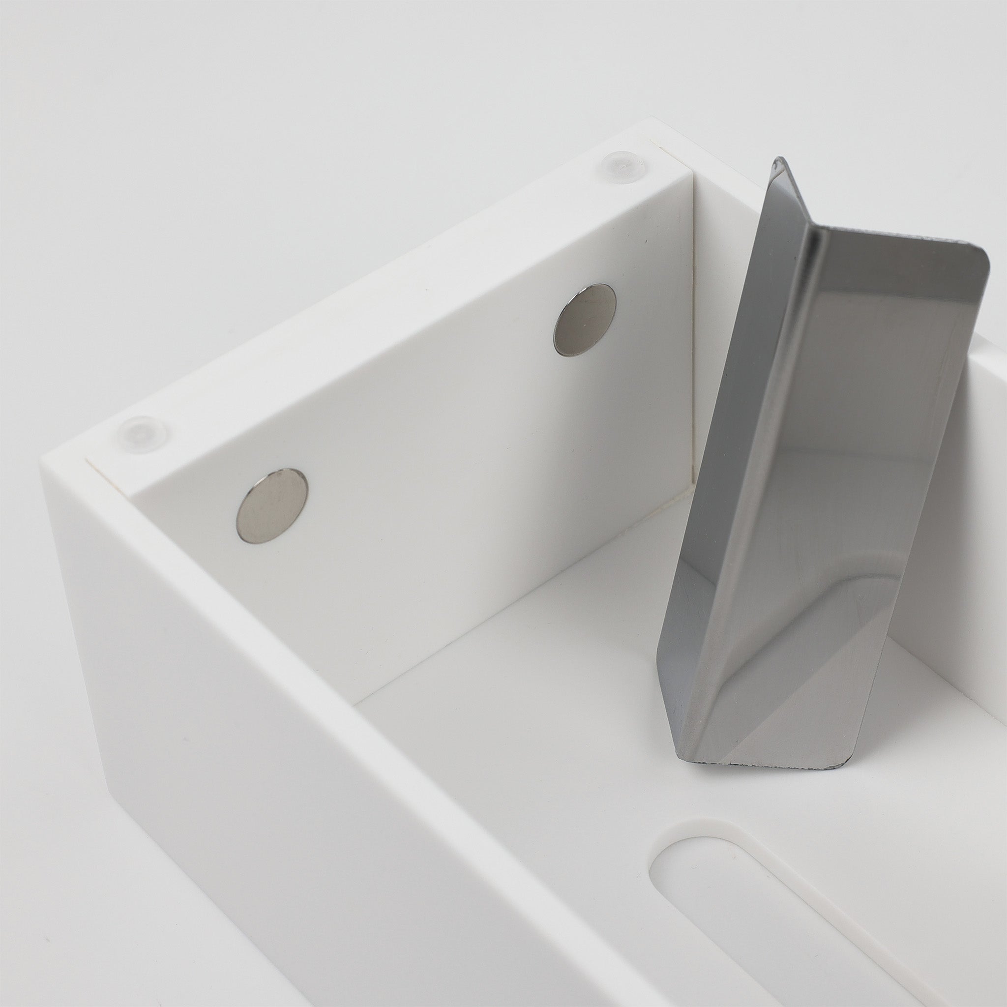 Corian® Kosmetiktuchbox, Innenansicht der Magnetfixierung für Nachfüllboxen in allen Stärken