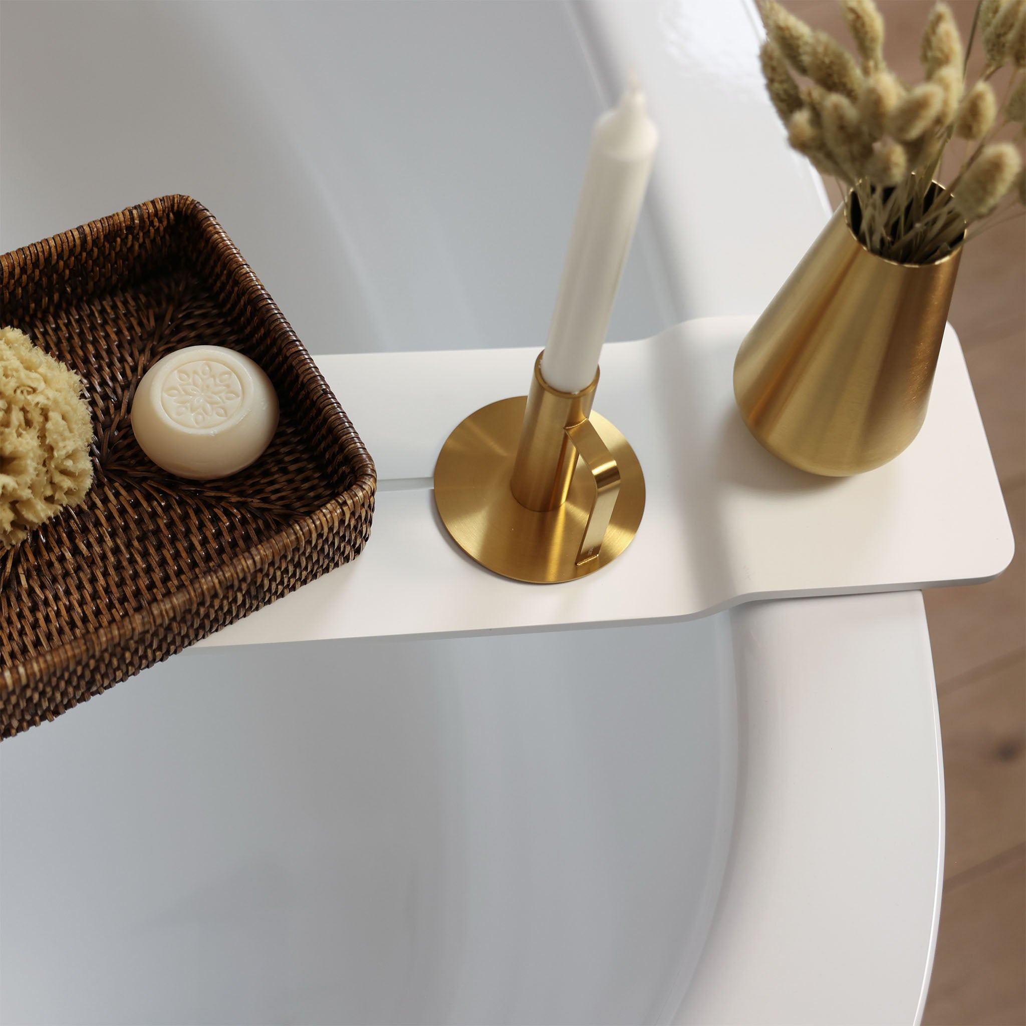 Badewannenbrücke von Decor Walther Serie Stone in matt weiss - feines Design und erstklassige Verarbeitung - Kerze und Vase Rondo von Frost - Ablagetakorb aus Rattan von Decor Walther
