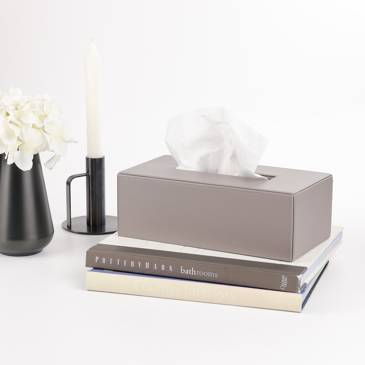Decor Walther Brownie KB 40 Tissuebox rechteckig,veganes Kunstleder in der Farbe Taupe mit Rondo Vase und Kerzenhalter von Frost Denmark