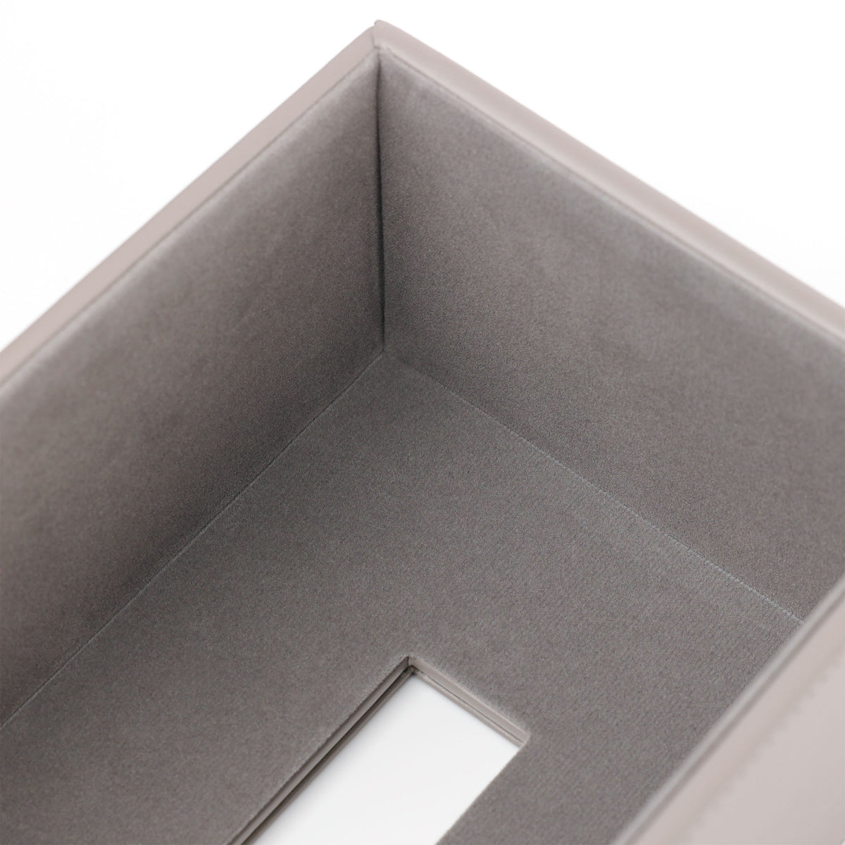 Decor Walther Brownie KB 40 rechteckige Papiertuchbox, Farbton Taupe, veganes Kunstleder Innenansicht mit Verkleidung in Samt