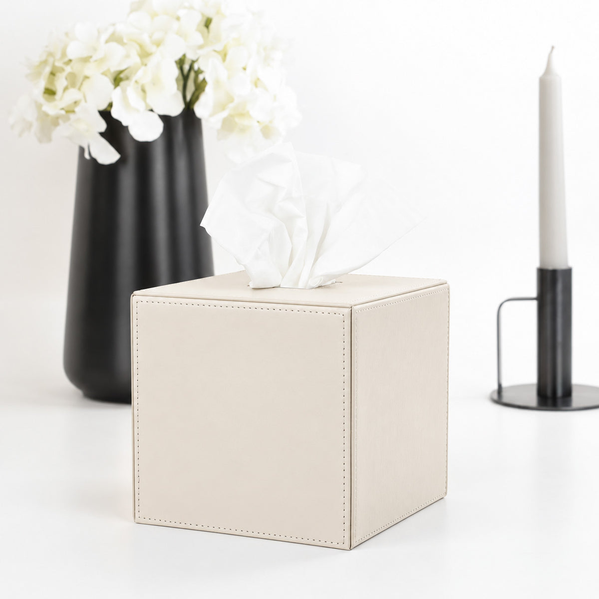 Kosmetiktuchbox von Decor Walther Brownie KB 41 in Sandbeige, quadratische Kunstlederbox, eleganter Blickfang nicht nur im Bad, dekoriert mit Rondo Vase und Kerzenständer