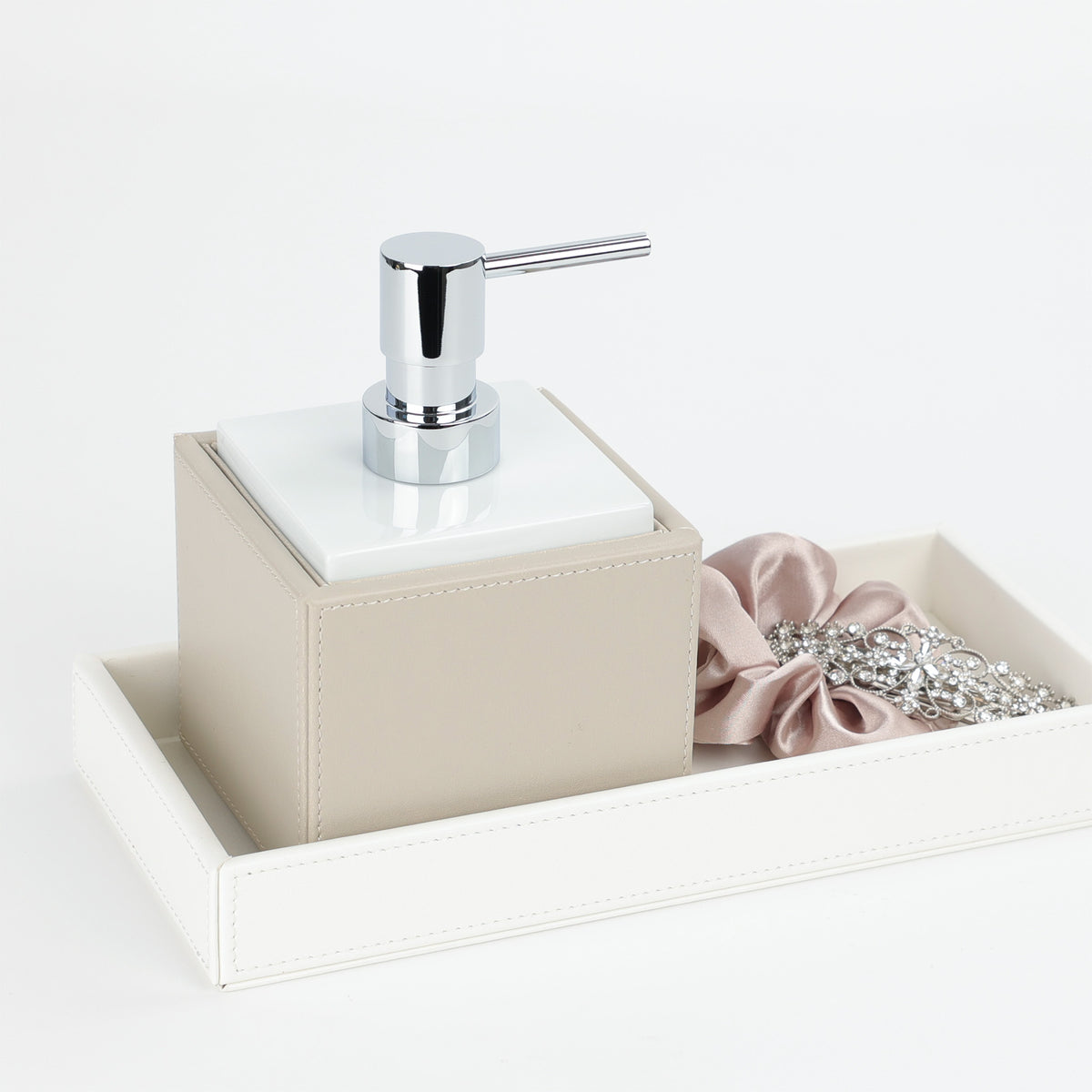 Decor Walther Brownie SSP Seifenspender 430ml veganes Kunstleder Sandbeige, Porzellan Weiß, Pumpenkopf Chrom, mit Haarspange auf Tablett Brownie Weiß