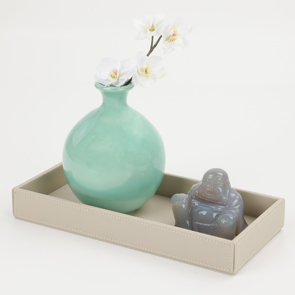 Sandbeiges Tablett aus wasserfestem Kunstleder aus der Serie Brownie von Decor Walther, hier in Größe M, mit Buddha und Vase dekoriert
