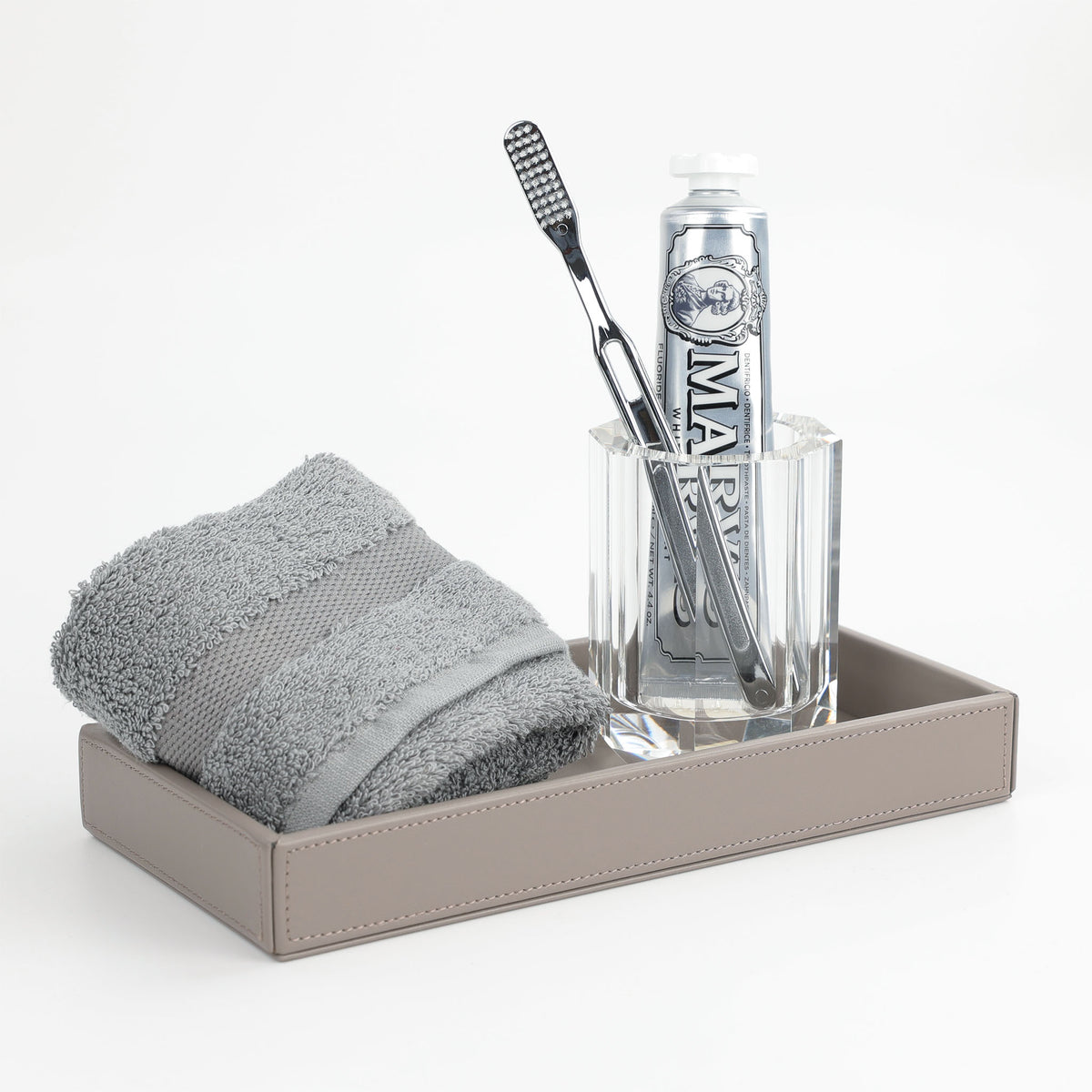 Tablett aus wasserfestem Kunstleder aus der Serie Brownie von Decor Walther, hier in Größe M und in Taupe, dekoriert mit Zahnbürste und Kristall Becher