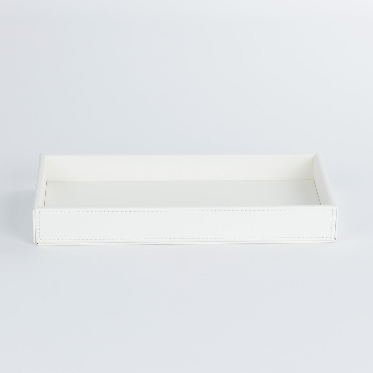 Weißes Tablett aus wasserfestem Kunstleder aus der Serie Brownie von Decor Walther, Größe M, schafft perfekte Ordnung in jedem Bad